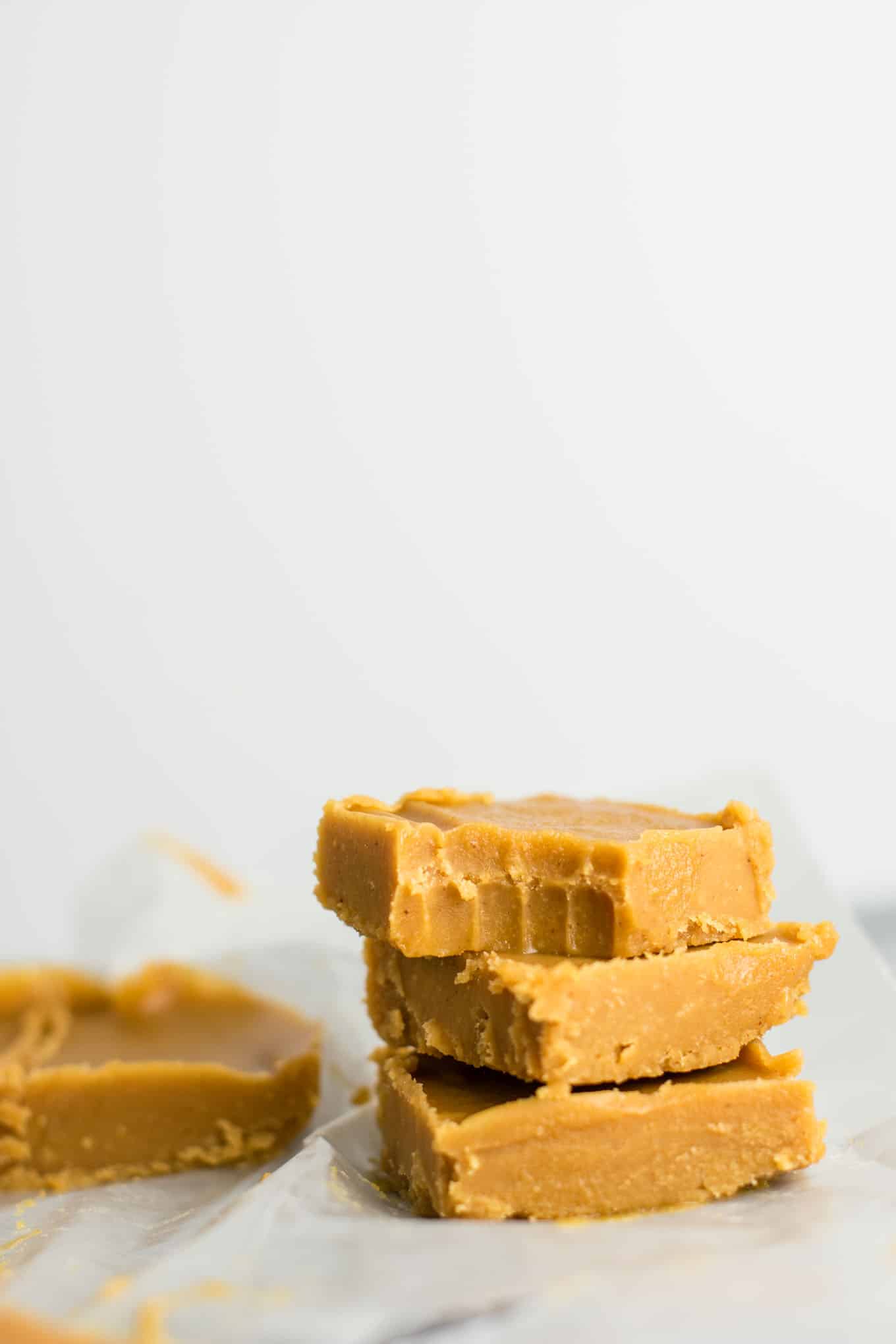 Ultimate healthy peanut butter fudge recipe (vegan, gluten free) An easy dessert you don’t have to feel guilty about! #healthyfudge #healthyveganfudge #vegandessert #peanutbutter #glutenfree #vegan