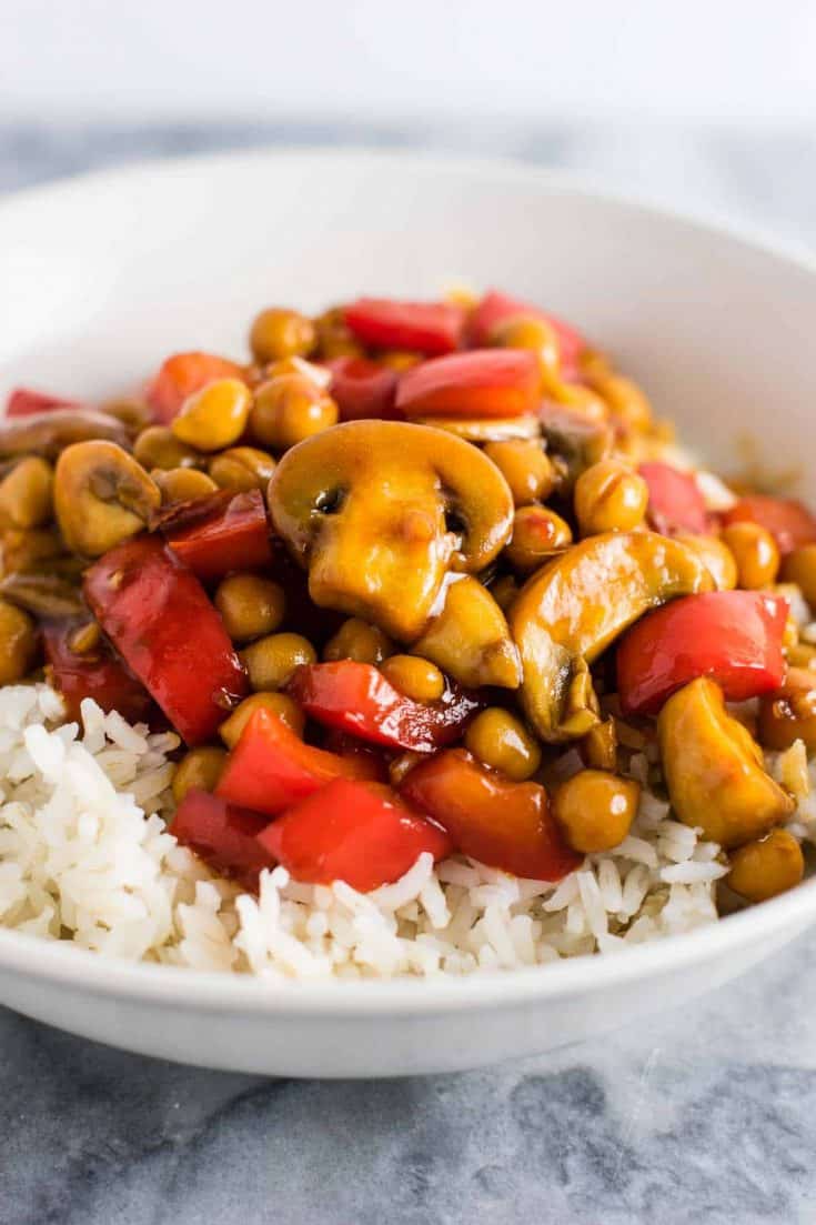 30 minute chickpea stir fry recipe with bell peppers, mushrooms, and homemade stir fry sauce. My go to easy vegan dinner! #chickpeastirfry #vegan #dinner #30minutedinner #vegandinner