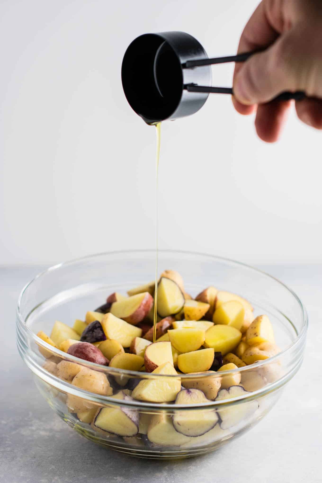 Easy garlic parmesan roasted potatoes recipe #garlicparmesanpotatoes #sidedishes #potatoes