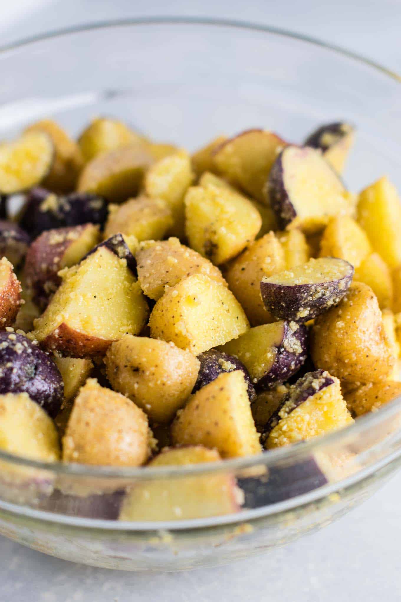 Easy garlic parmesan roasted potatoes recipe #garlicparmesanpotatoes #sidedishes #potatoes