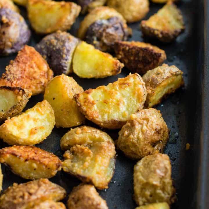 Easy garlic parmesan roasted potatoes recipe #garlicparmesanpotatoes #sidedishes #potatoes