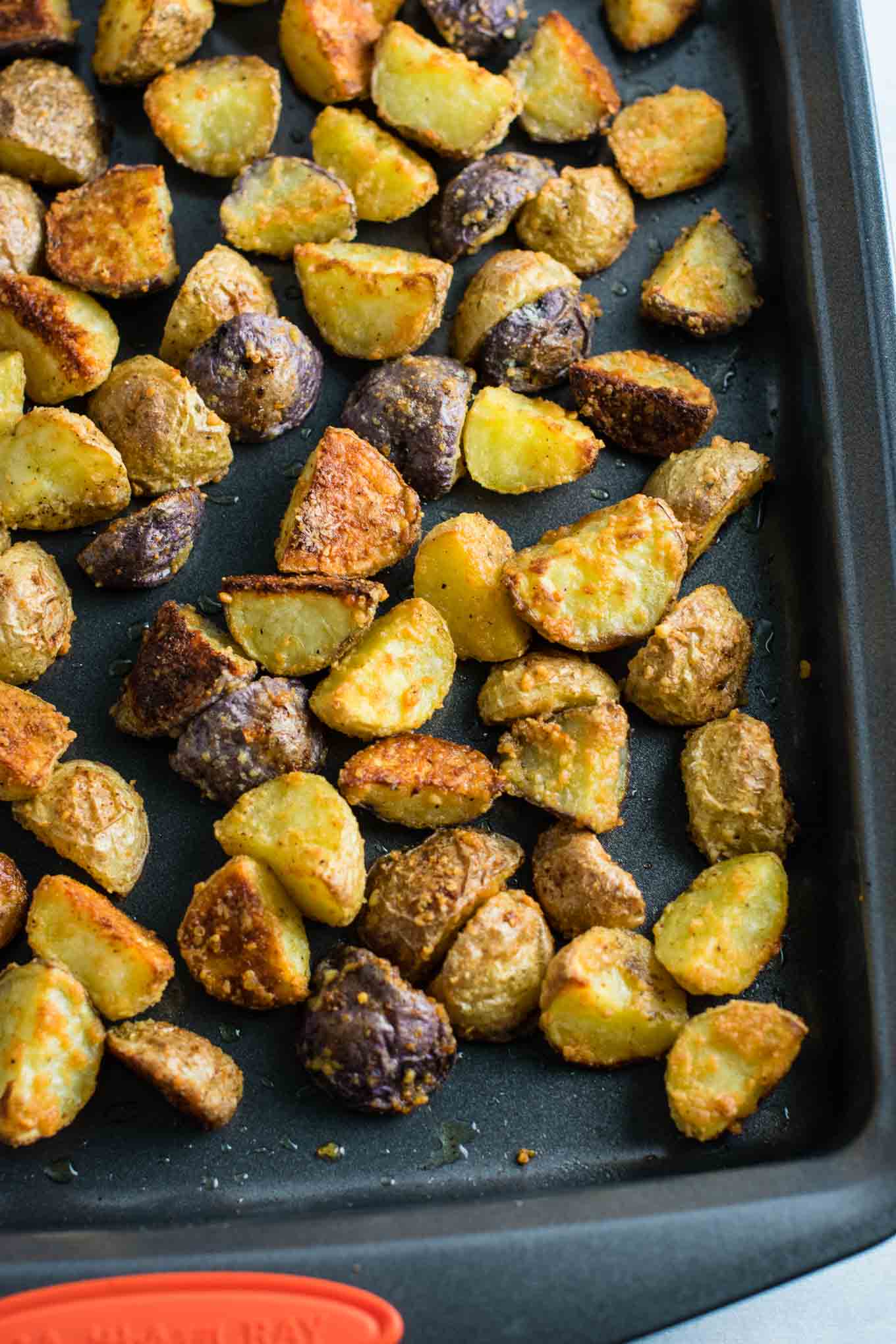 Easy garlic parmesan roasted potatoes recipe #garlicparmesanpotatoes #sidedishes #potatoes