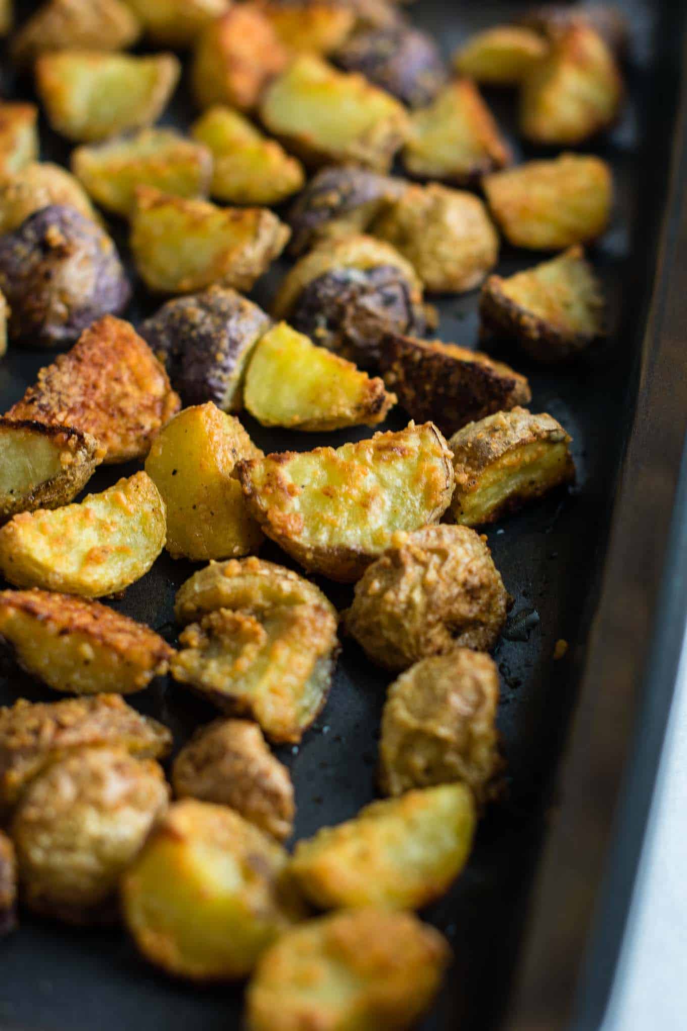 Easy garlic parmesan roasted potatoes recipe #garlicparmesanpotatoes #sidedishes #potatoes