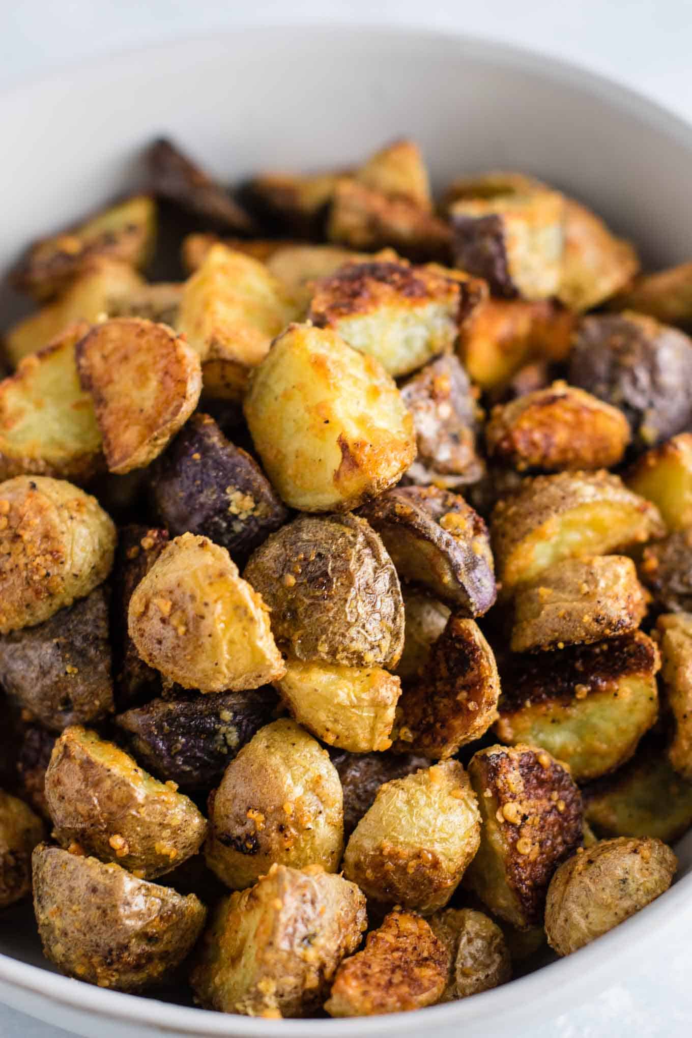 Easy garlic parmesan roasted potatoes recipe #garlicparmesanpotatoes #sidedishes #potatoes