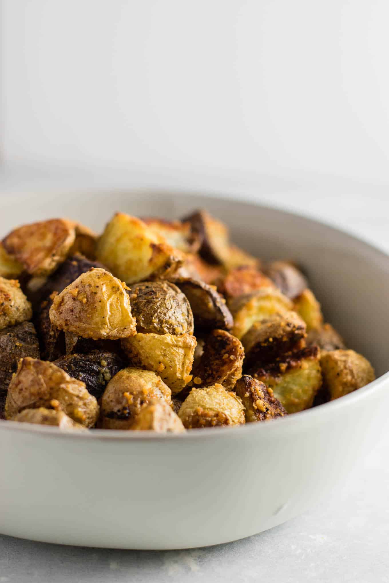 Easy garlic parmesan roasted potatoes recipe #garlicparmesanpotatoes #sidedishes #potatoes