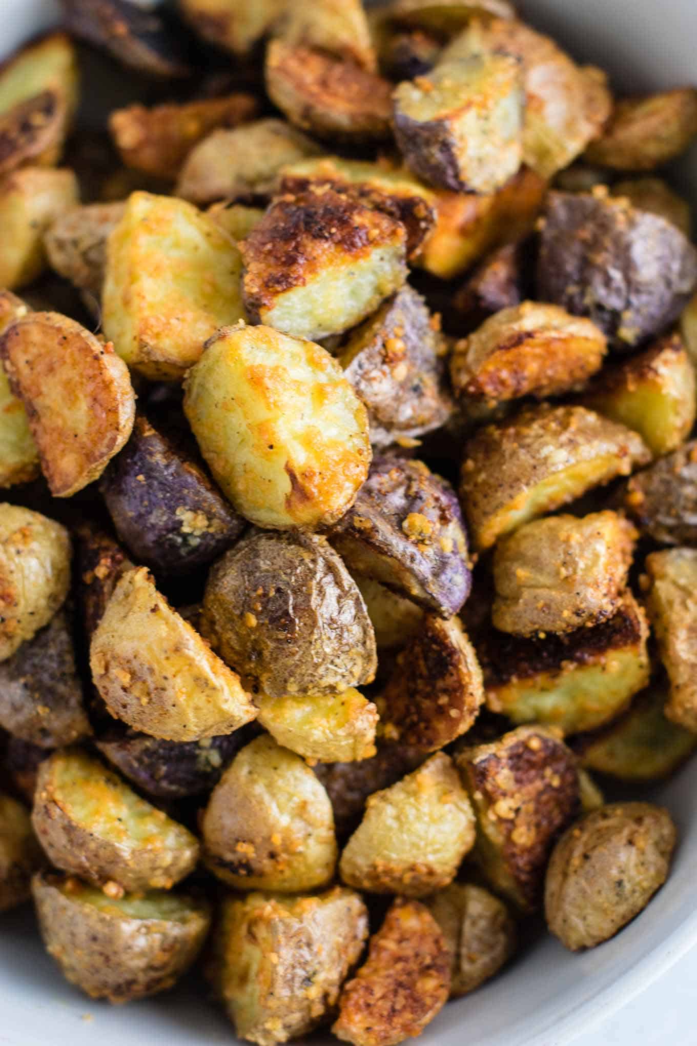 Easy garlic parmesan roasted potatoes recipe #garlicparmesanpotatoes #sidedishes #potatoes