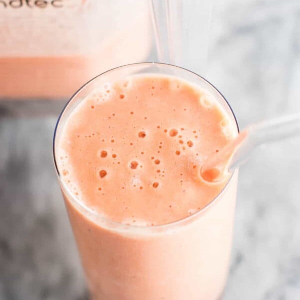 Healthy carrot cake smoothie recipe. Breakfast? Dessert? It can be either! Get your veggies in with this indulgently delicious smoothie! #carrotcakesmoothie #smoothie #greekyogurt #breakfast #dessert