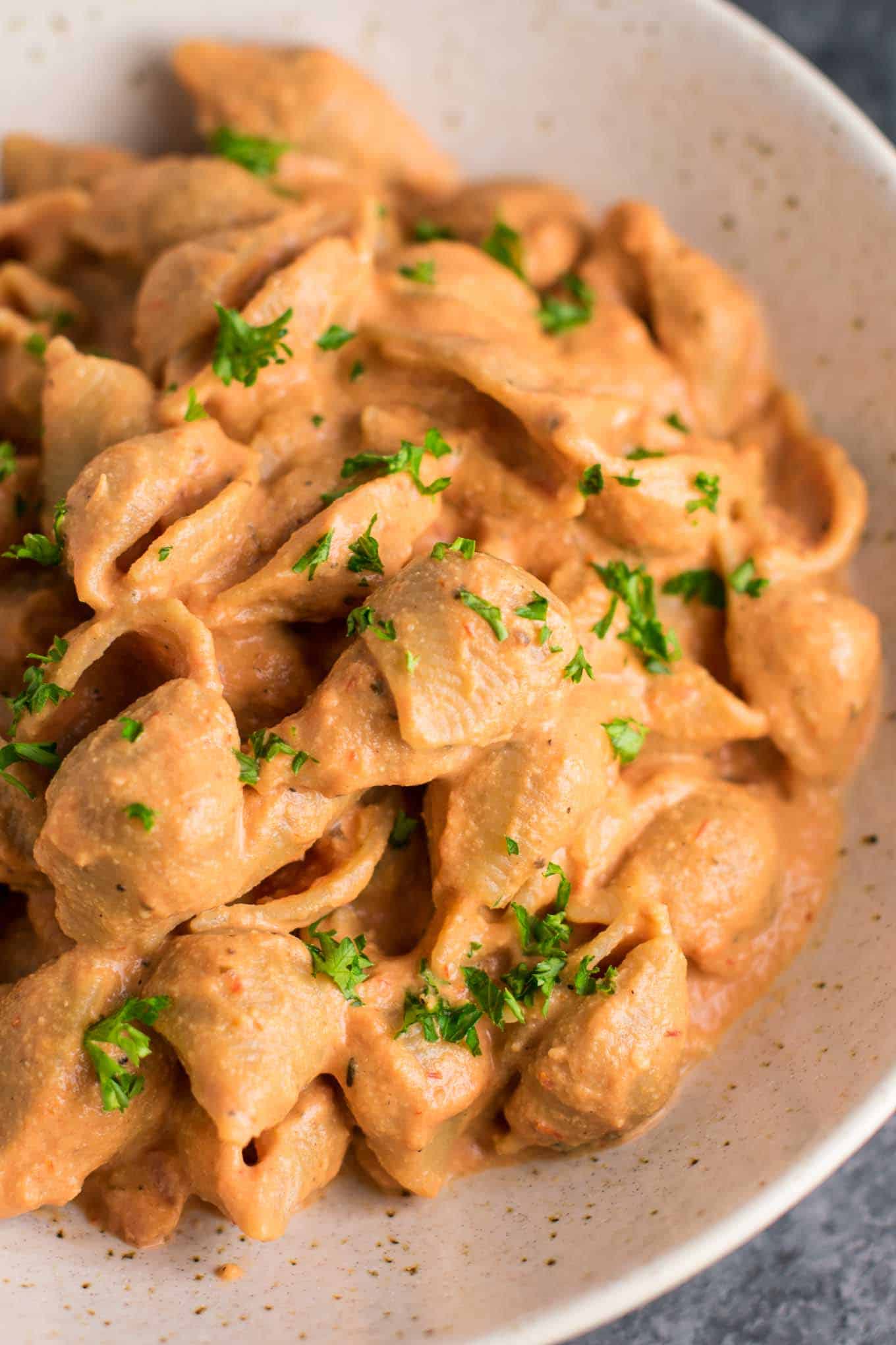 Creamy Tomato Shells are the ultimate vegan comfort food. Made with whole wheat pasta, and naturally creamy thanks to cashews and almond milk. You won’t believe how good this tastes! #vegan #creamsauce #creamytomatoshells #veganrecipe