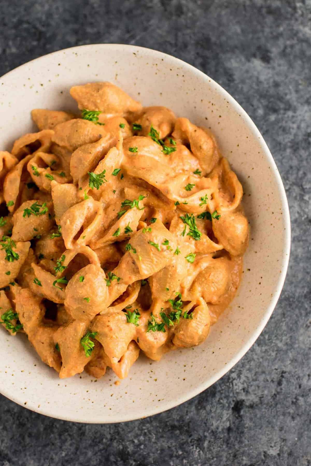 Creamy Tomato Shells are the ultimate vegan comfort food. Made with whole wheat pasta, and naturally creamy thanks to cashews and almond milk. You won’t believe how good this tastes! #vegan #creamsauce #creamytomatoshells #veganrecipe