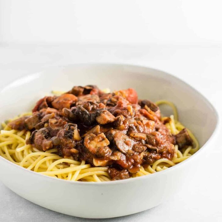 Easy meatless spaghetti sauce recipe made with mushrooms, garlic, and onions. A delicious “meaty” vegetarian spaghetti recipe. #meatless #spaghetti #vegetarian #meatlessspaghetti