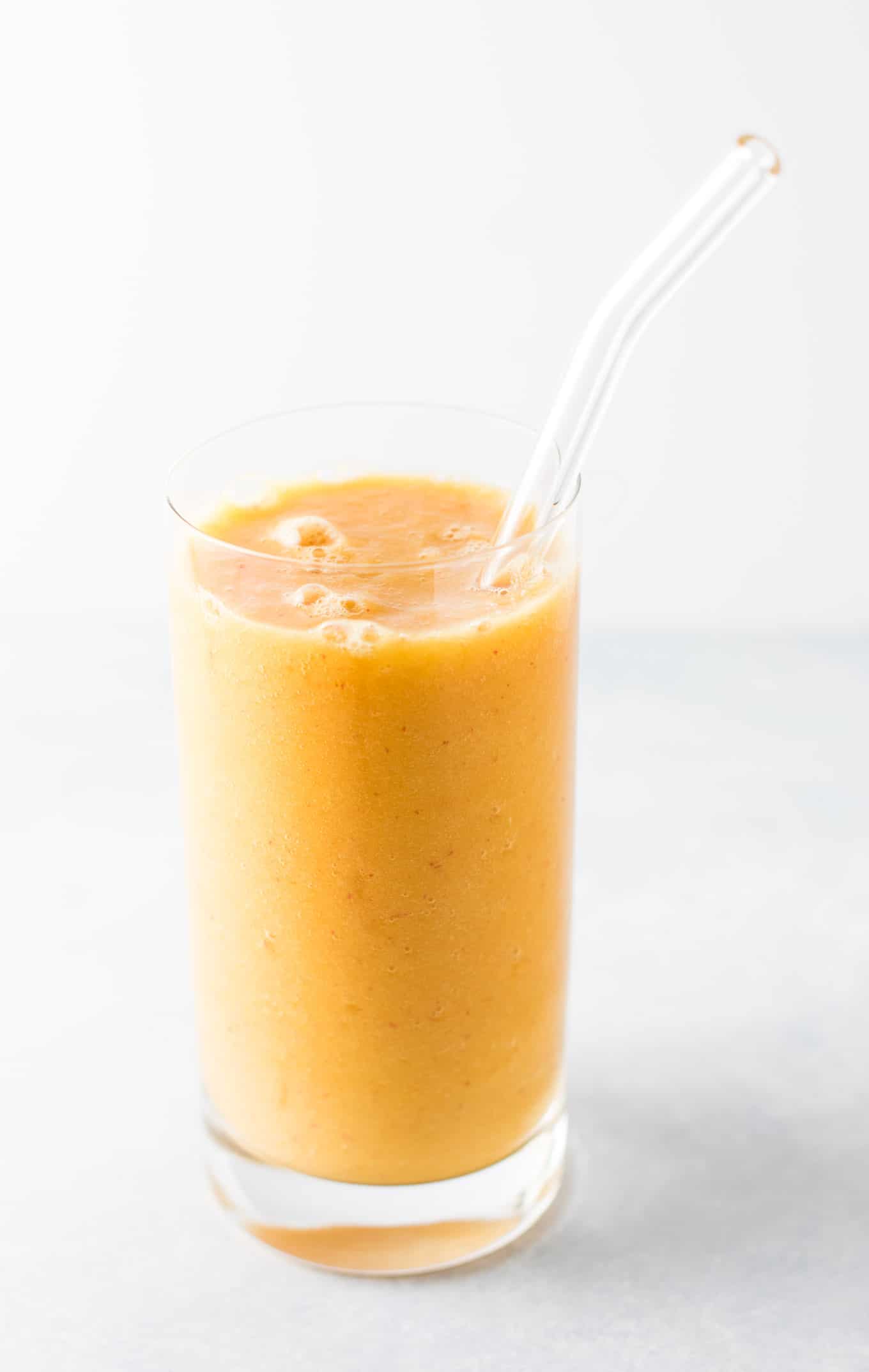 Ginger peach detox smoothie recipe with fresh cucumber and lemon. Packed full of healthy ingredients, naturally vegan, and so refreshing! #healthysmoothie #detoxsmoothie #gingerpeachsmoothie #vegan #smoothierecipes