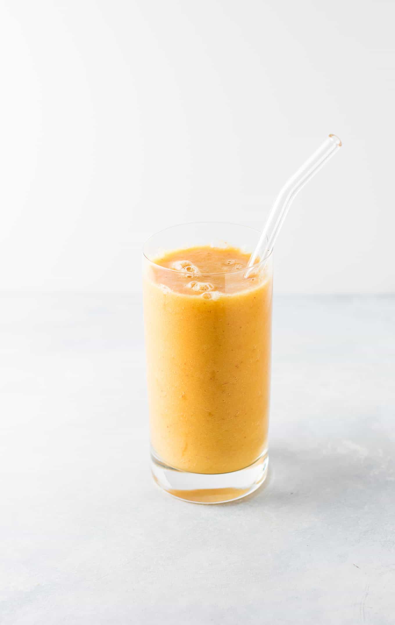 Ginger peach detox smoothie recipe with fresh cucumber and lemon. Packed full of healthy ingredients, naturally vegan, and so refreshing! #healthysmoothie #detoxsmoothie #gingerpeachsmoothie #vegan #smoothierecipes