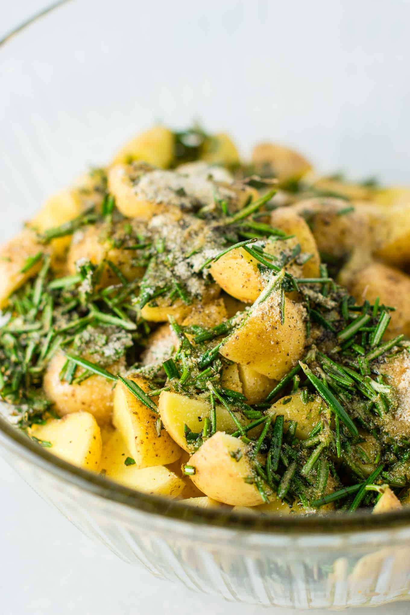 Rosemary roasted potatoes recipe made with fresh rosemary and olive oil. Everyone will love this easy side dish! #rosemaryroastedpotatoes #vegan #sidedish #roastedpotatoes