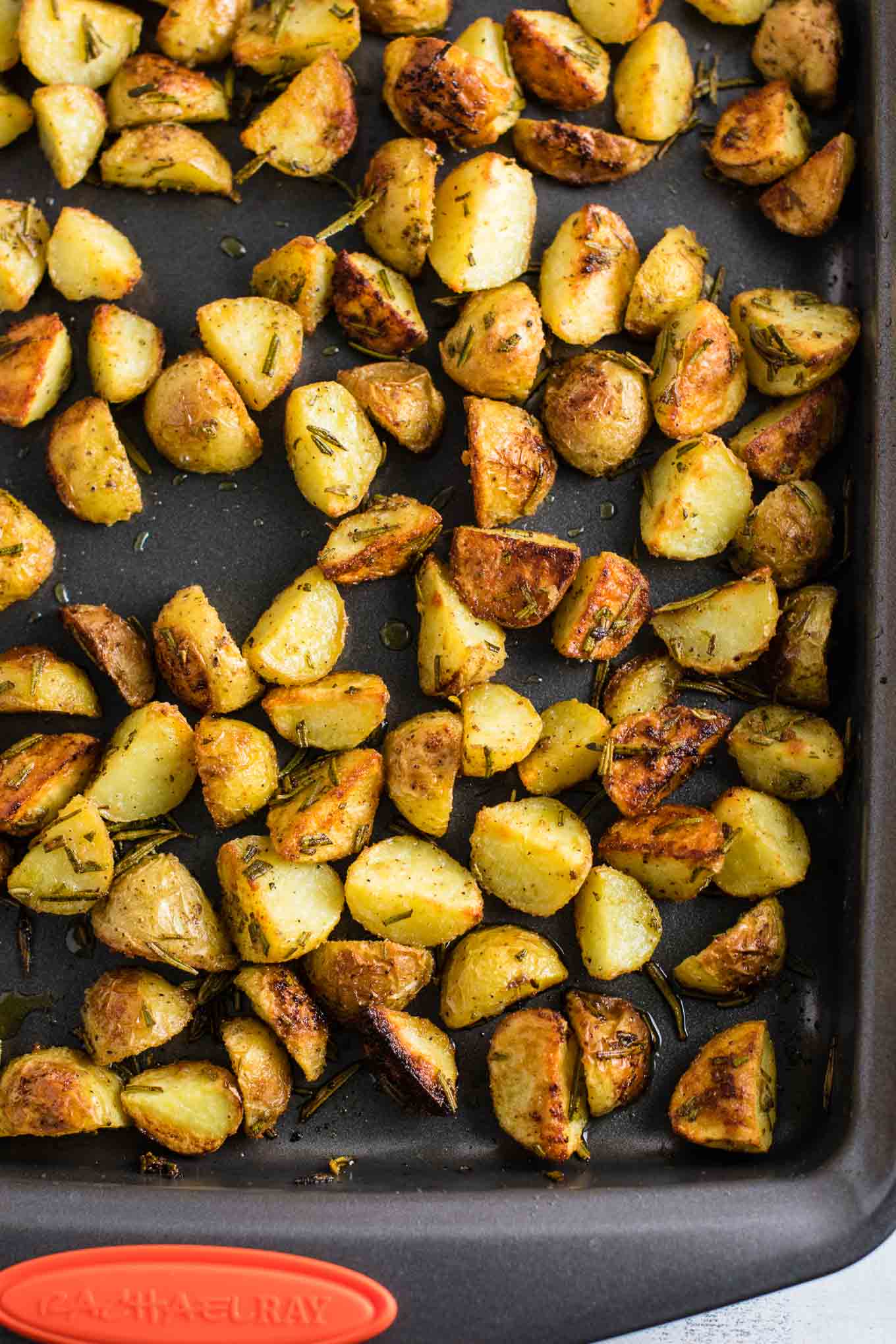 Rosemary roasted potatoes recipe made with fresh rosemary and olive oil. Everyone will love this easy side dish! #rosemaryroastedpotatoes #vegan #sidedish #roastedpotatoes