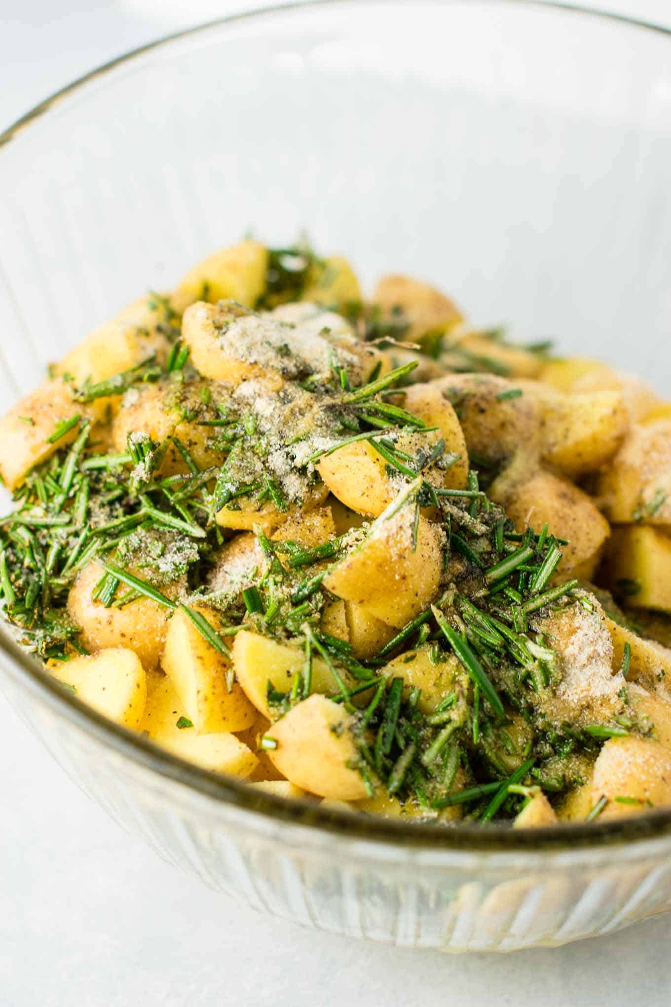 Rosemary roasted potatoes recipe made with fresh rosemary and olive oil. Everyone will love this easy side dish! #rosemaryroastedpotatoes #vegan #sidedish #roastedpotatoes