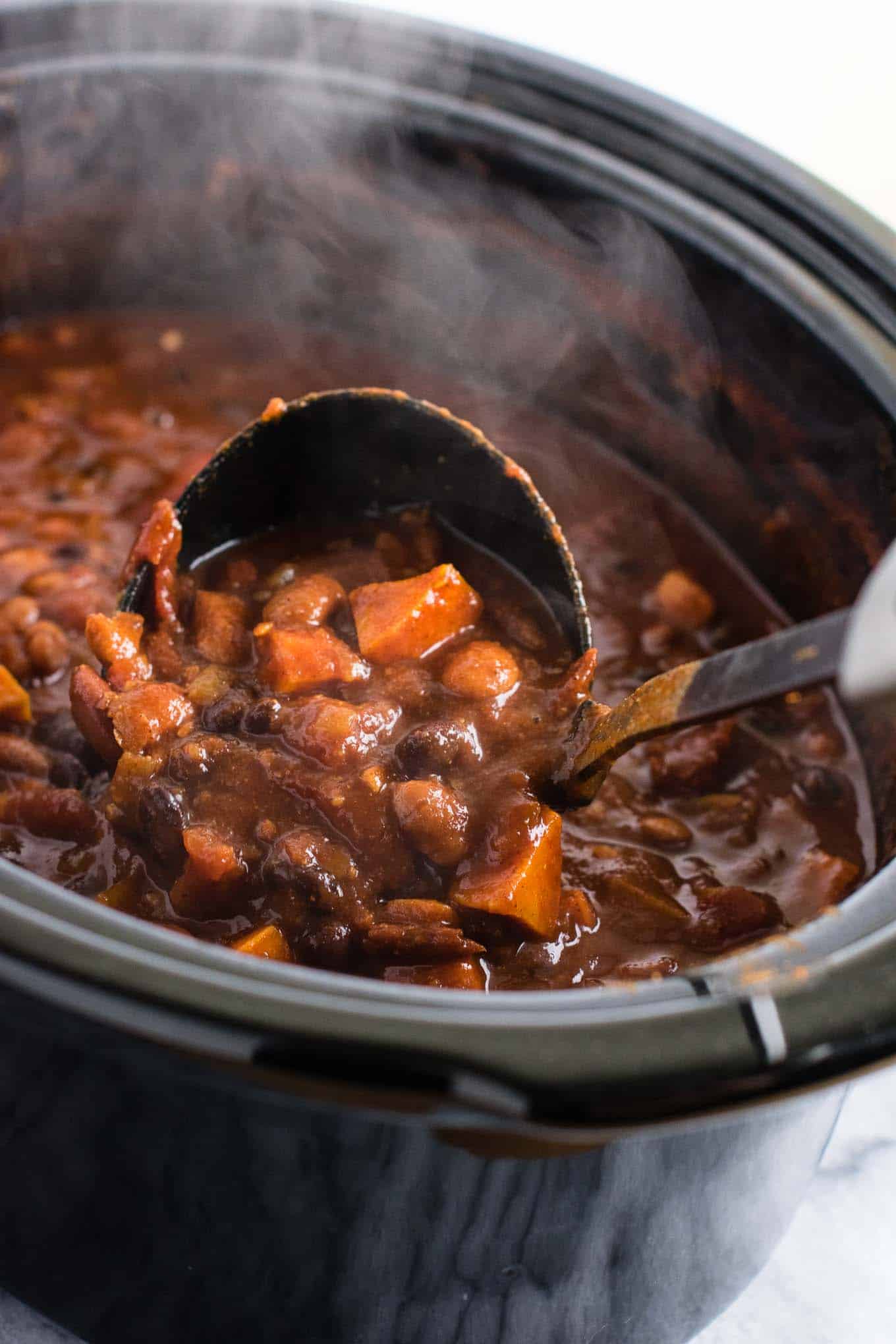 This slow cooker vegetarian sweet potato chili takes just 10 minutes to prep! #vegetarian #chili #sweetpotatochili #meatless #dinner #slowcooker #crockpot