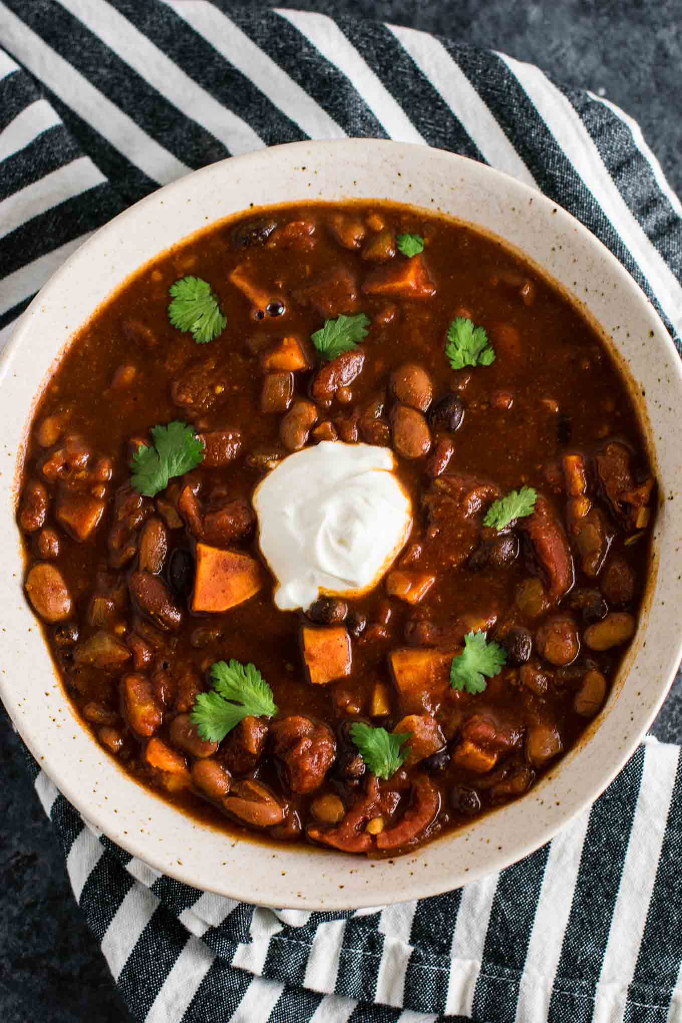 This slow cooker vegetarian sweet potato chili takes just 10 minutes to prep! #vegetarian #chili #sweetpotatochili #meatless #dinner #slowcooker #crockpot