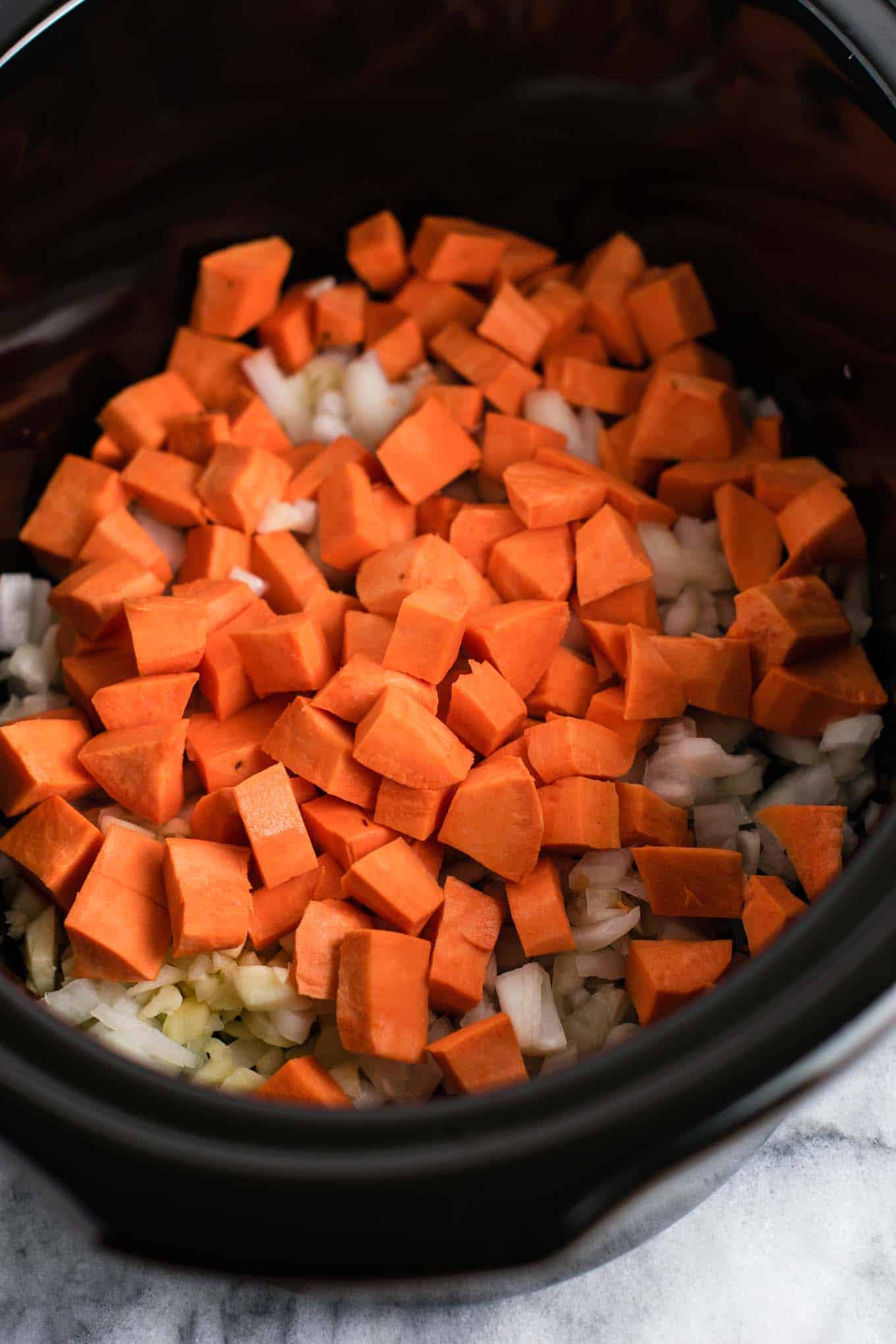 This slow cooker vegetarian sweet potato chili takes just 10 minutes to prep! #vegetarian #chili #sweetpotatochili #meatless #dinner #slowcooker #crockpot