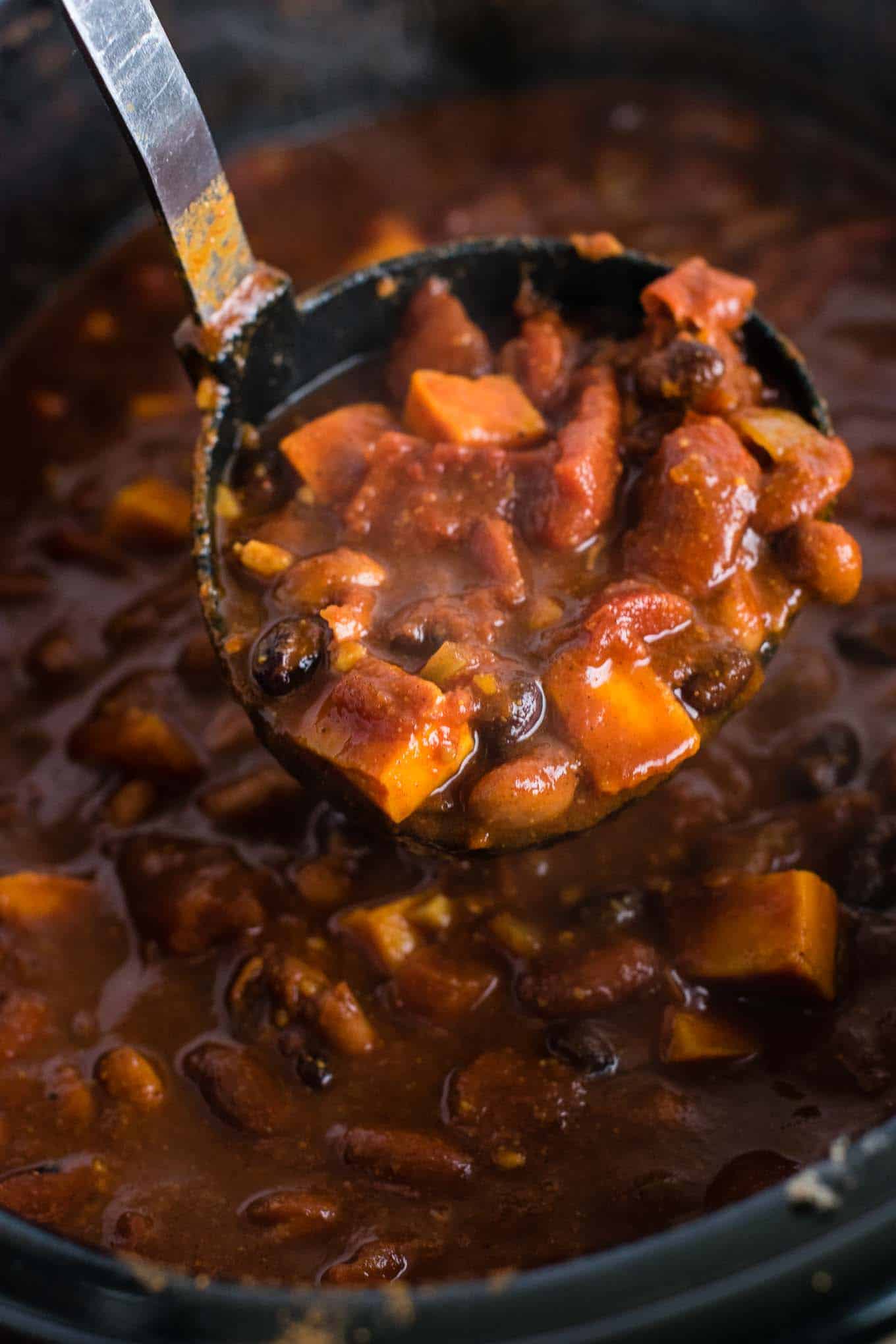 This slow cooker vegetarian sweet potato chili takes just 10 minutes to prep! #vegetarian #chili #sweetpotatochili #meatless #dinner #slowcooker #crockpot