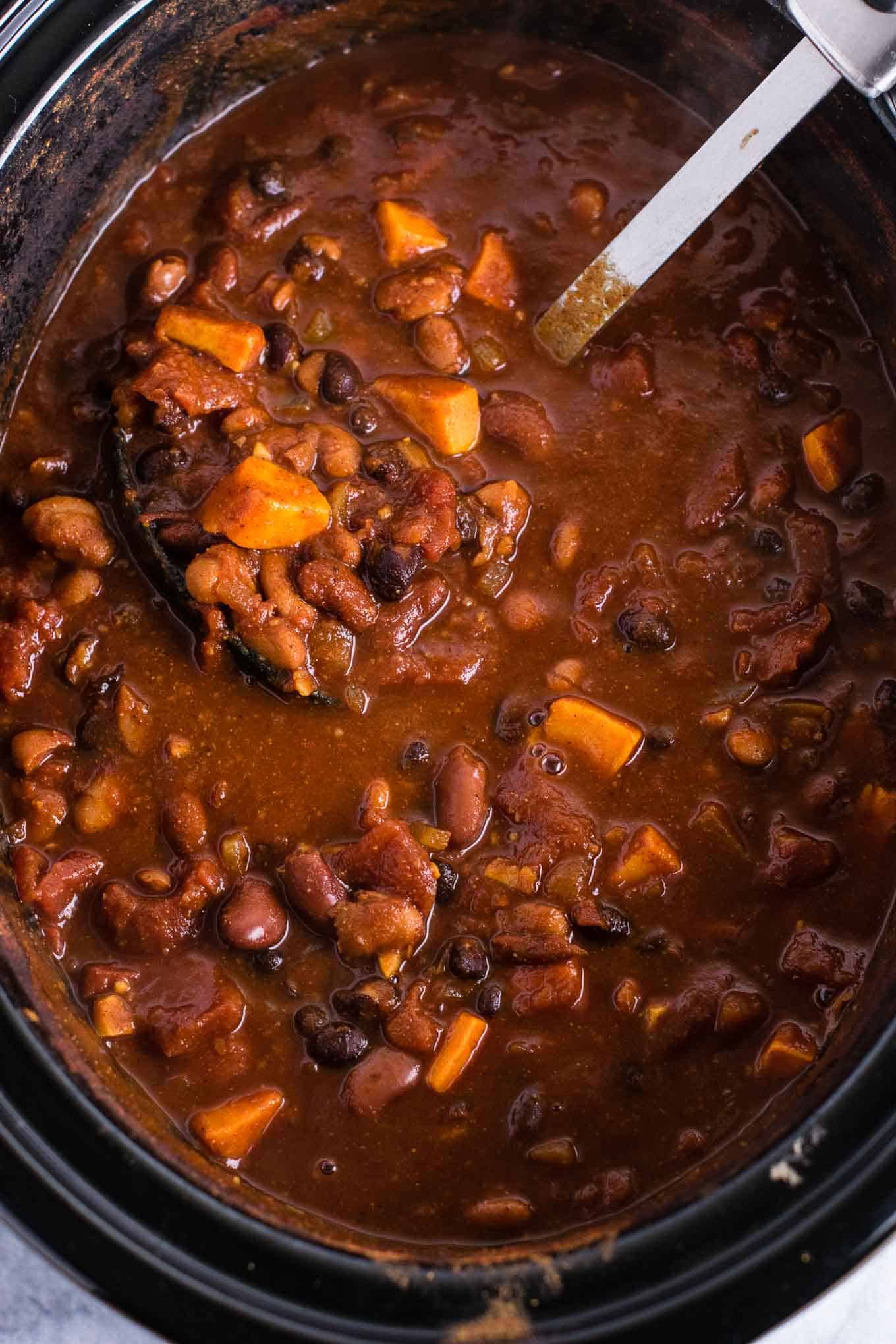 This slow cooker vegetarian sweet potato chili takes just 10 minutes to prep! #vegetarian #chili #sweetpotatochili #meatless #dinner #slowcooker #crockpot