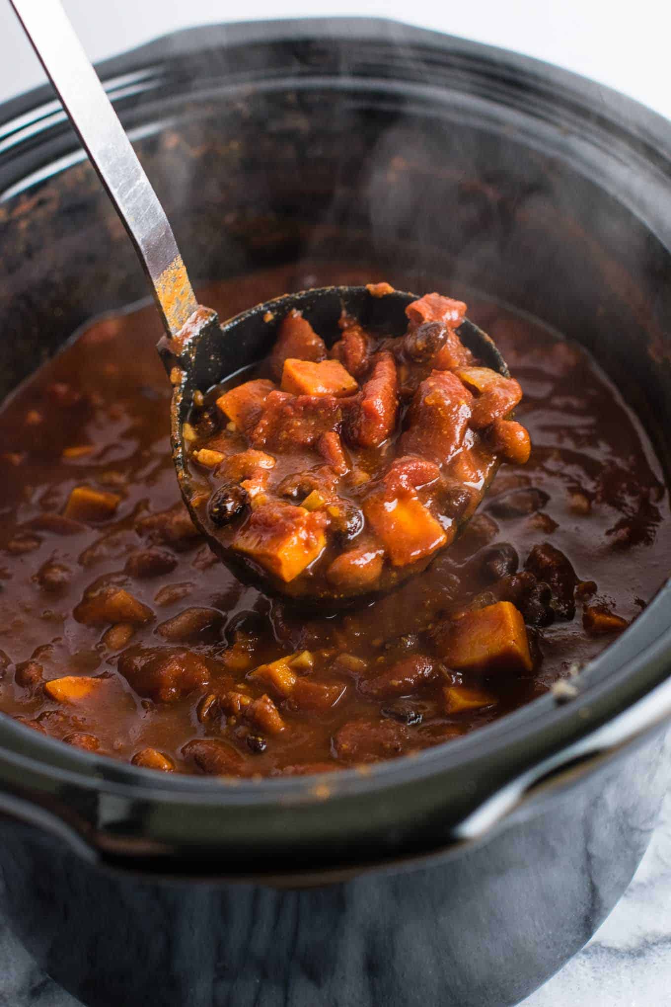 This slow cooker vegetarian sweet potato chili takes just 10 minutes to prep! #vegetarian #chili #sweetpotatochili #meatless #dinner #slowcooker #crockpot