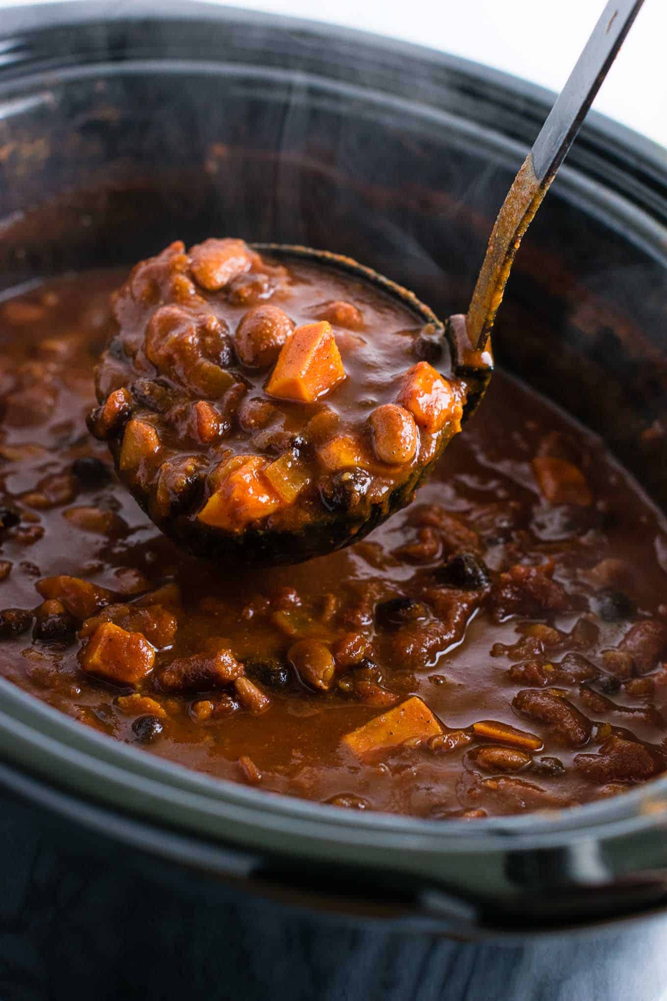 This slow cooker vegetarian sweet potato chili takes just 10 minutes to prep! #vegetarian #chili #sweetpotatochili #meatless #dinner #slowcooker #crockpot