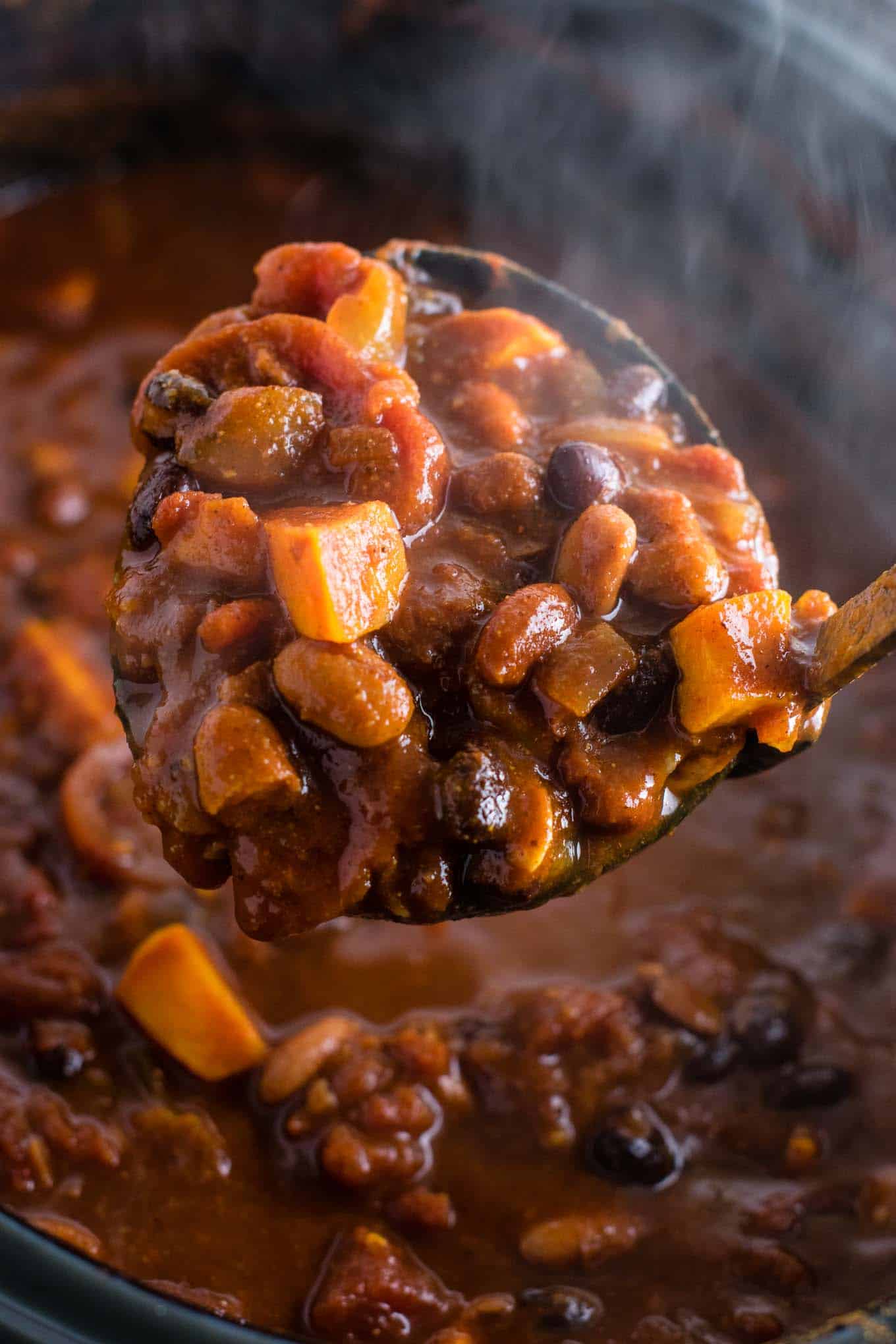 This slow cooker vegetarian sweet potato chili takes just 10 minutes to prep! #vegetarian #chili #sweetpotatochili #meatless #dinner #slowcooker #crockpot