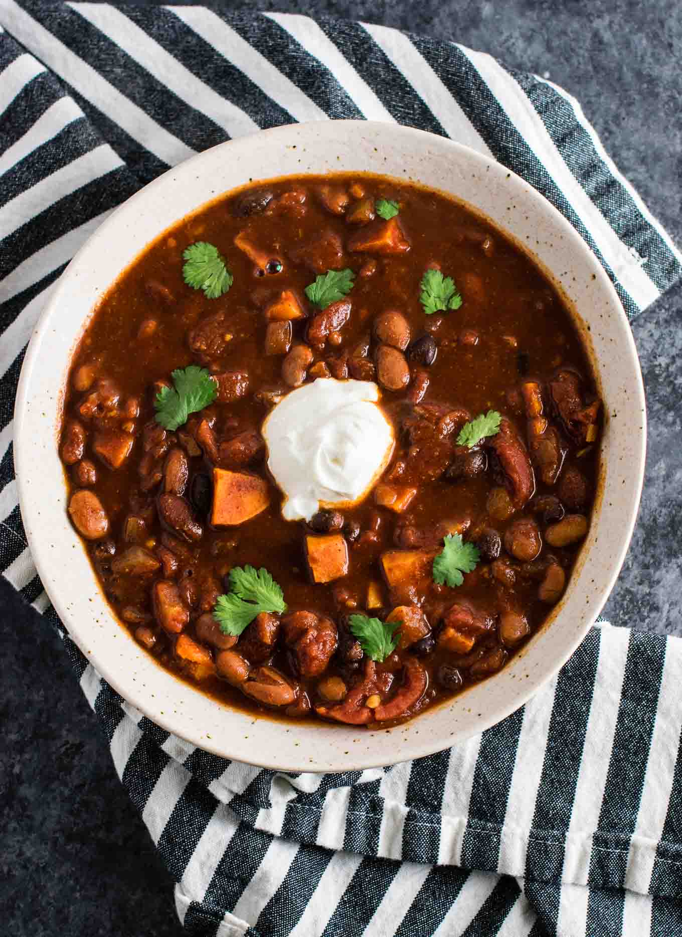 This slow cooker vegetarian sweet potato chili takes just 10 minutes to prep! #vegetarian #chili #sweetpotatochili #meatless #dinner #slowcooker #crockpot