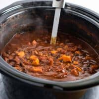 This slow cooker vegetarian sweet potato chili takes just 10 minutes to prep! #vegetarian #chili #sweetpotatochili #meatless #dinner #slowcooker #crockpot