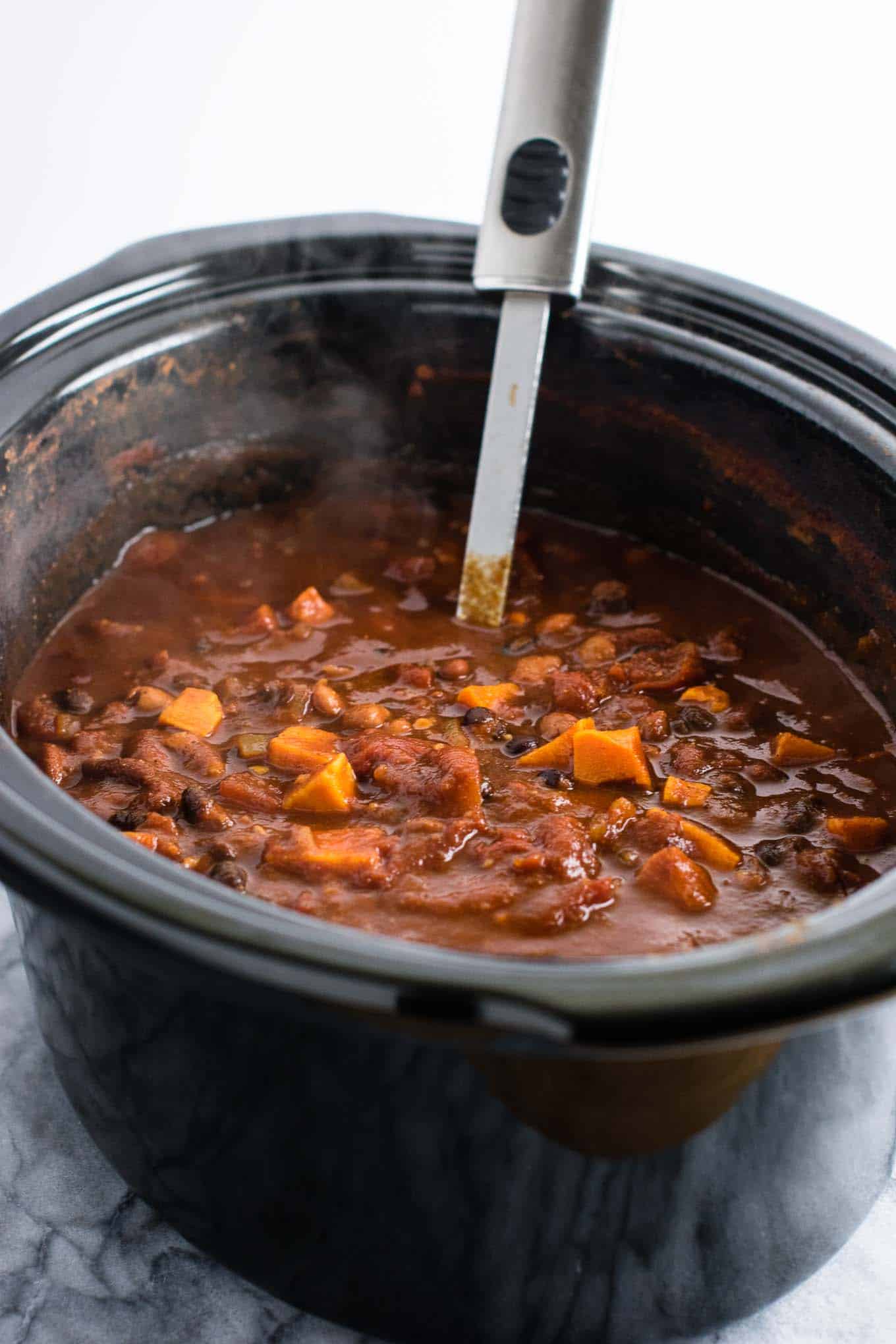 This slow cooker vegetarian sweet potato chili takes just 10 minutes to prep! #vegetarian #chili #sweetpotatochili #meatless #dinner #slowcooker #crockpot