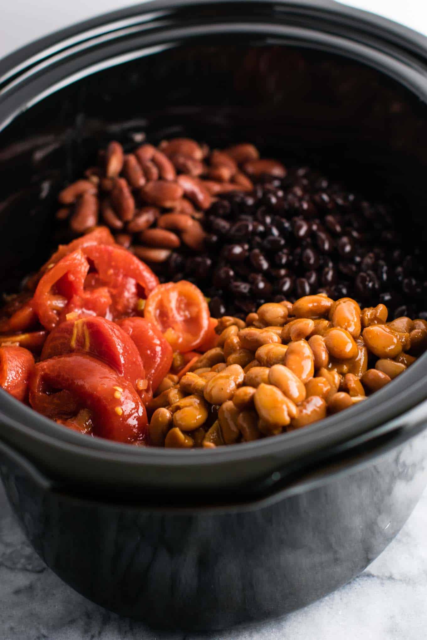 This slow cooker vegetarian sweet potato chili takes just 10 minutes to prep! #vegetarian #chili #sweetpotatochili #meatless #dinner #slowcooker #crockpot