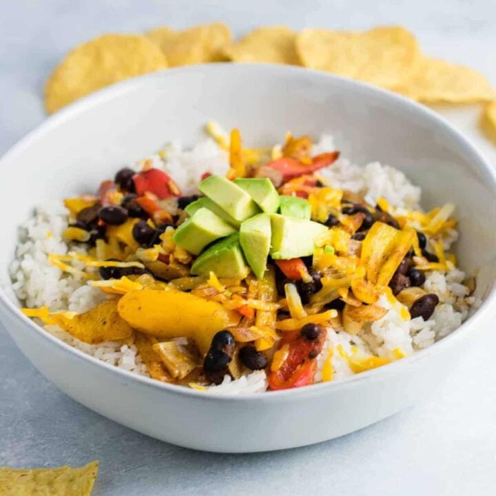 Vegetarian burrito bowl recipe with black beans, mini bell peppers, garlic, and onion. Better than chipotle! An easy vegetarian meal prep recipe or dinner the whole family will love! #vegetarianmealprep #vegetarianburritobowl #dinner #healthy #vegetarian