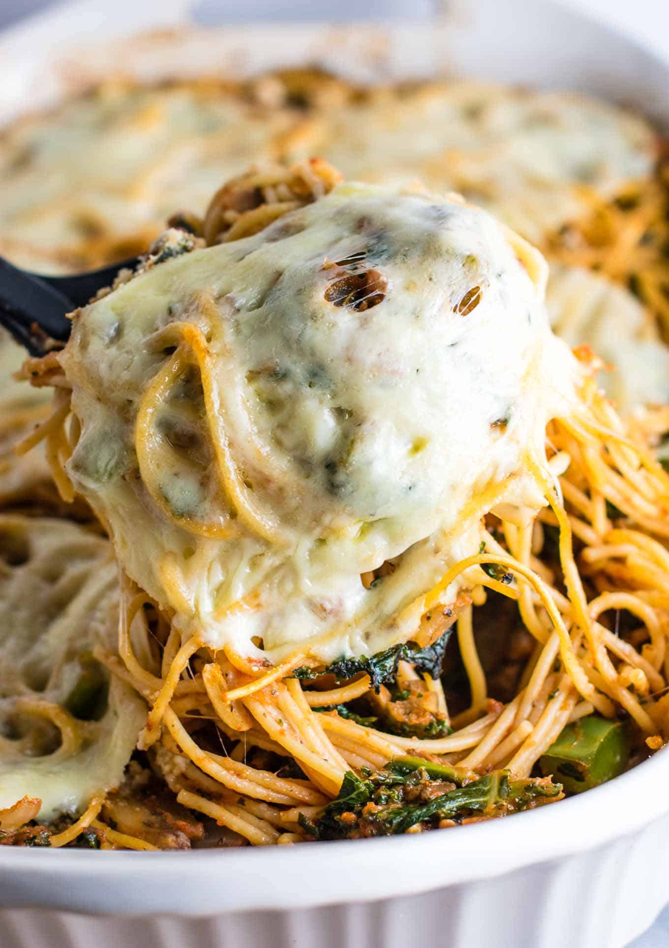 Healthy Baked Spaghetti Recipe – a healthier veggie packed way to get your pasta fix. Family friendly + easy weeknight dinner. #healthybakedspaghetti #vegetarian #dinner #bakedspaghetti #veggies