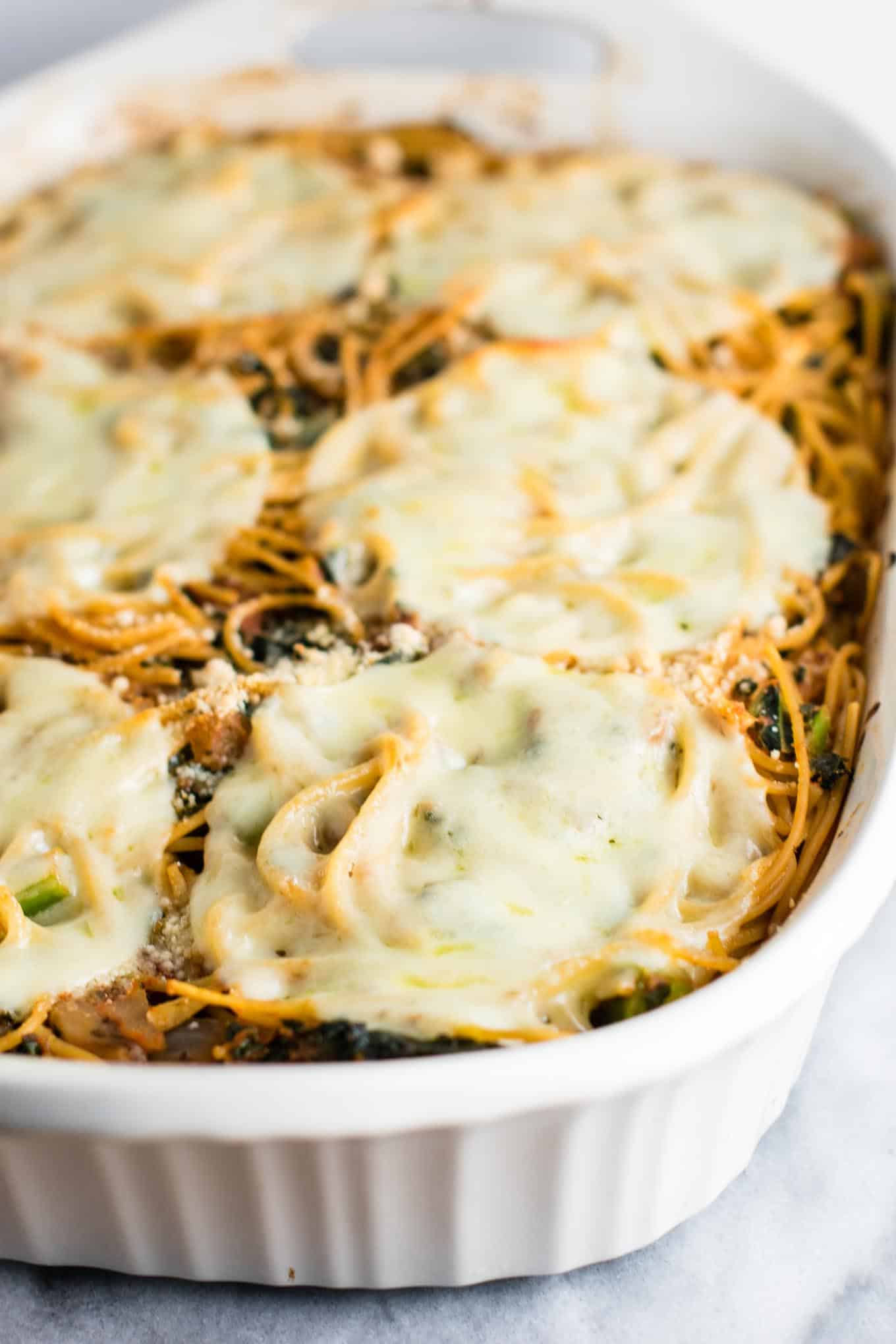 Healthy Baked Spaghetti Recipe – a healthier veggie packed way to get your pasta fix. Family friendly + easy weeknight dinner. #healthybakedspaghetti #vegetarian #dinner #bakedspaghetti #veggies