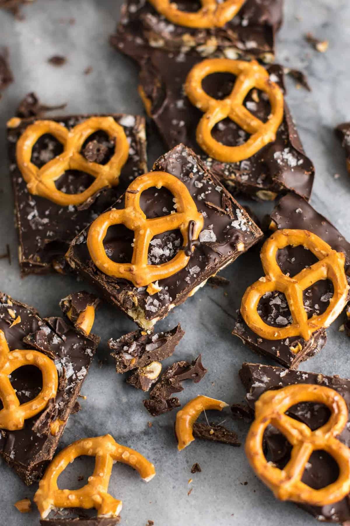 Vegan Chocolate Sea Salt Pretzel Bark Recipe (gluten free.) An indulgent healthy dessert that is so addicting! #vegan #veganpretzelbark #dessert #chocolate #healthy #vegandessert 