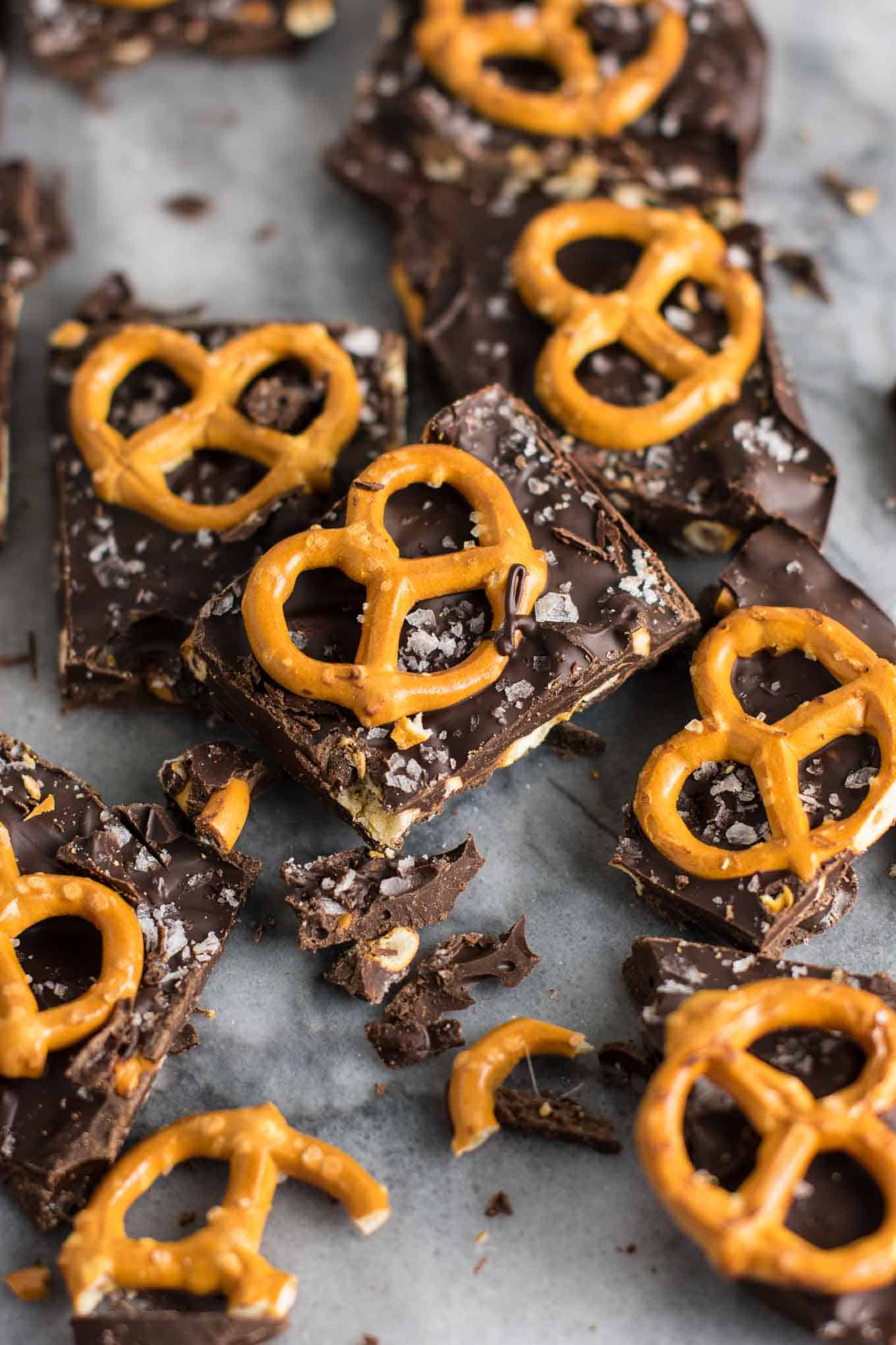 Vegan Chocolate Sea Salt Pretzel Bark Recipe (gluten free.) An indulgent healthy dessert that is so addicting! #vegan #veganpretzelbark #dessert #chocolate #healthy #vegandessert