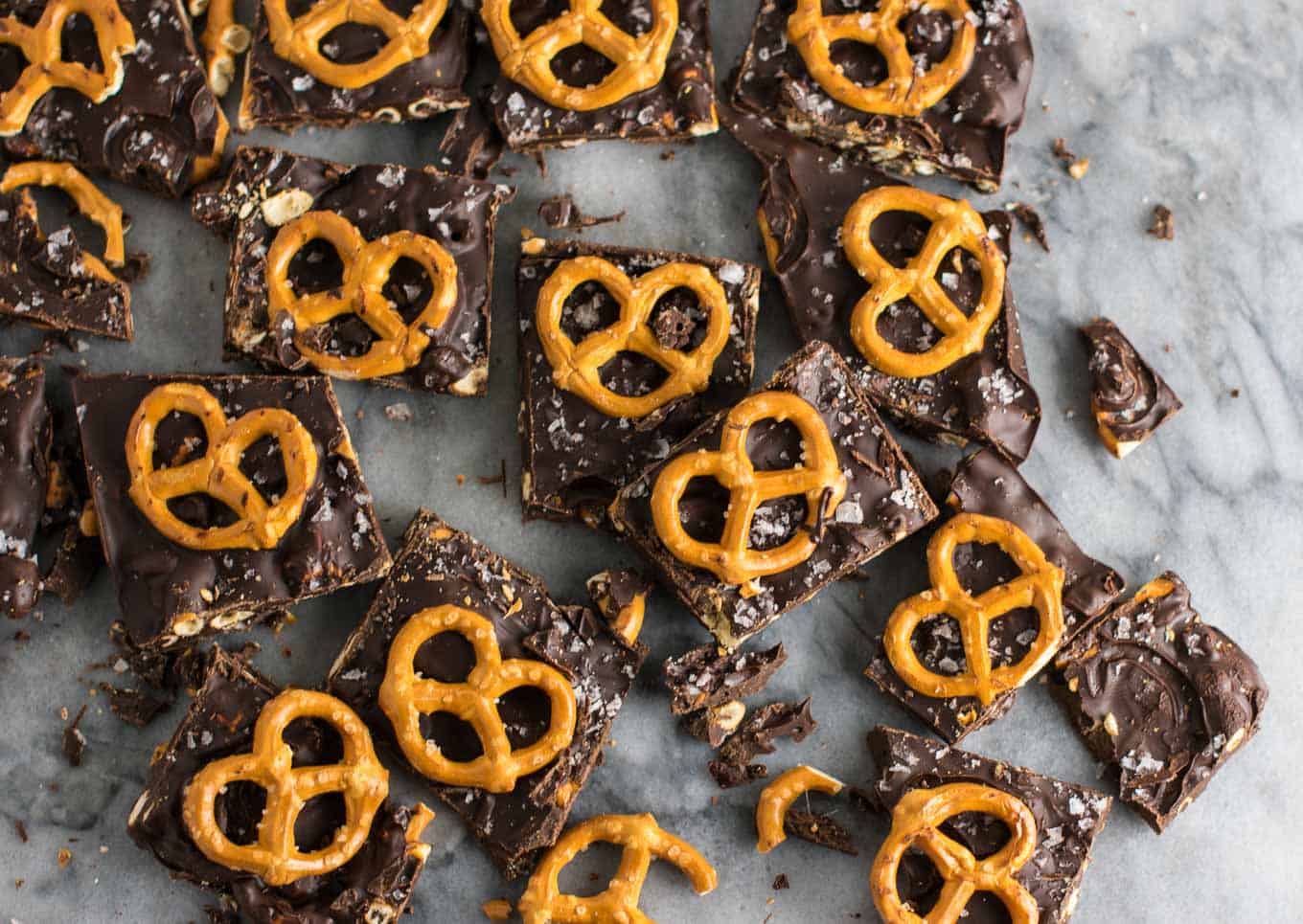 Vegan Chocolate Sea Salt Pretzel Bark Recipe (gluten free.) An indulgent healthy dessert that is so addicting! #vegan #veganpretzelbark #dessert #chocolate #healthy #vegandessert