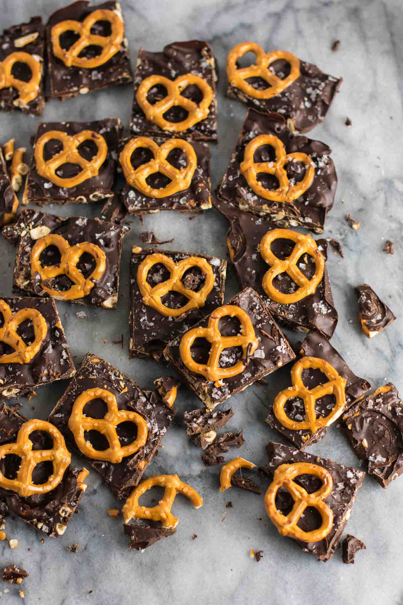 Vegan Chocolate Sea Salt Pretzel Bark Recipe (gluten free.) An indulgent healthy dessert that is so addicting! #vegan #veganpretzelbark #dessert #chocolate #healthy #vegandessert