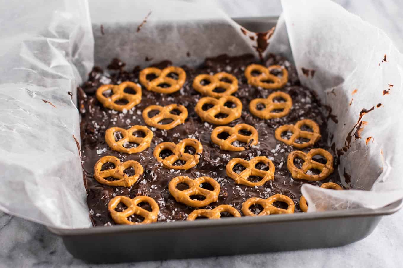 Vegan Chocolate Sea Salt Pretzel Bark Recipe (gluten free.) An indulgent healthy dessert that is so addicting! #vegan #veganpretzelbark #dessert #chocolate #healthy #vegandessert