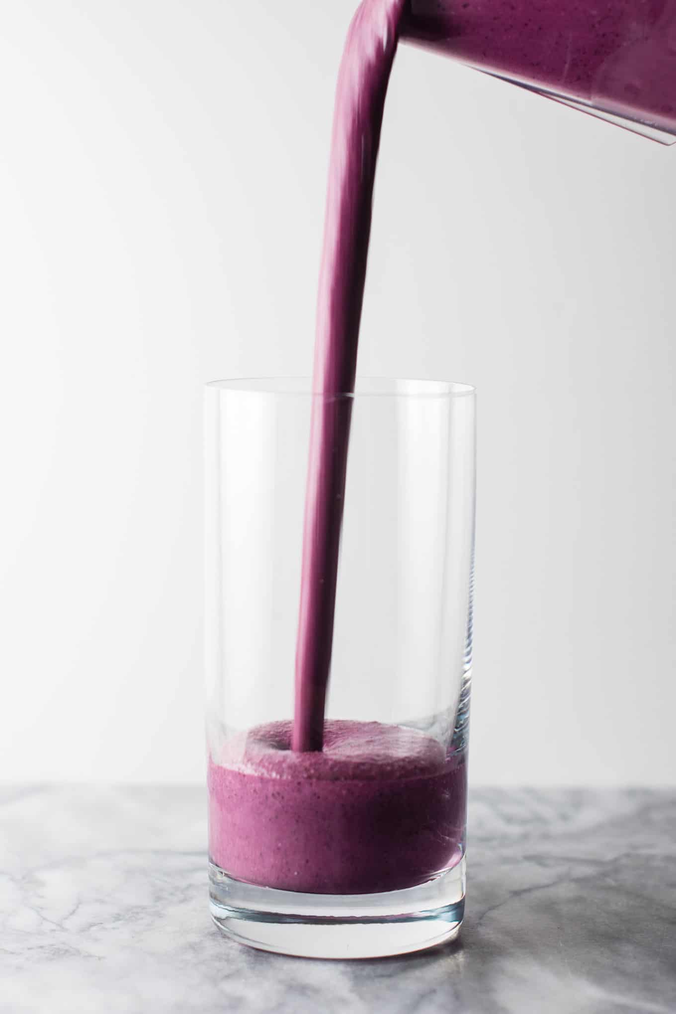 Healthy blueberry pie smoothie recipe with greek yogurt and rolled oats. A breakfast or dessert full of juicy blueberry flavor! #healthy #blueberrysmoothie #blueberrypiesmoothie #vegetarian #greekyogurt #lemonzest #glutenfree