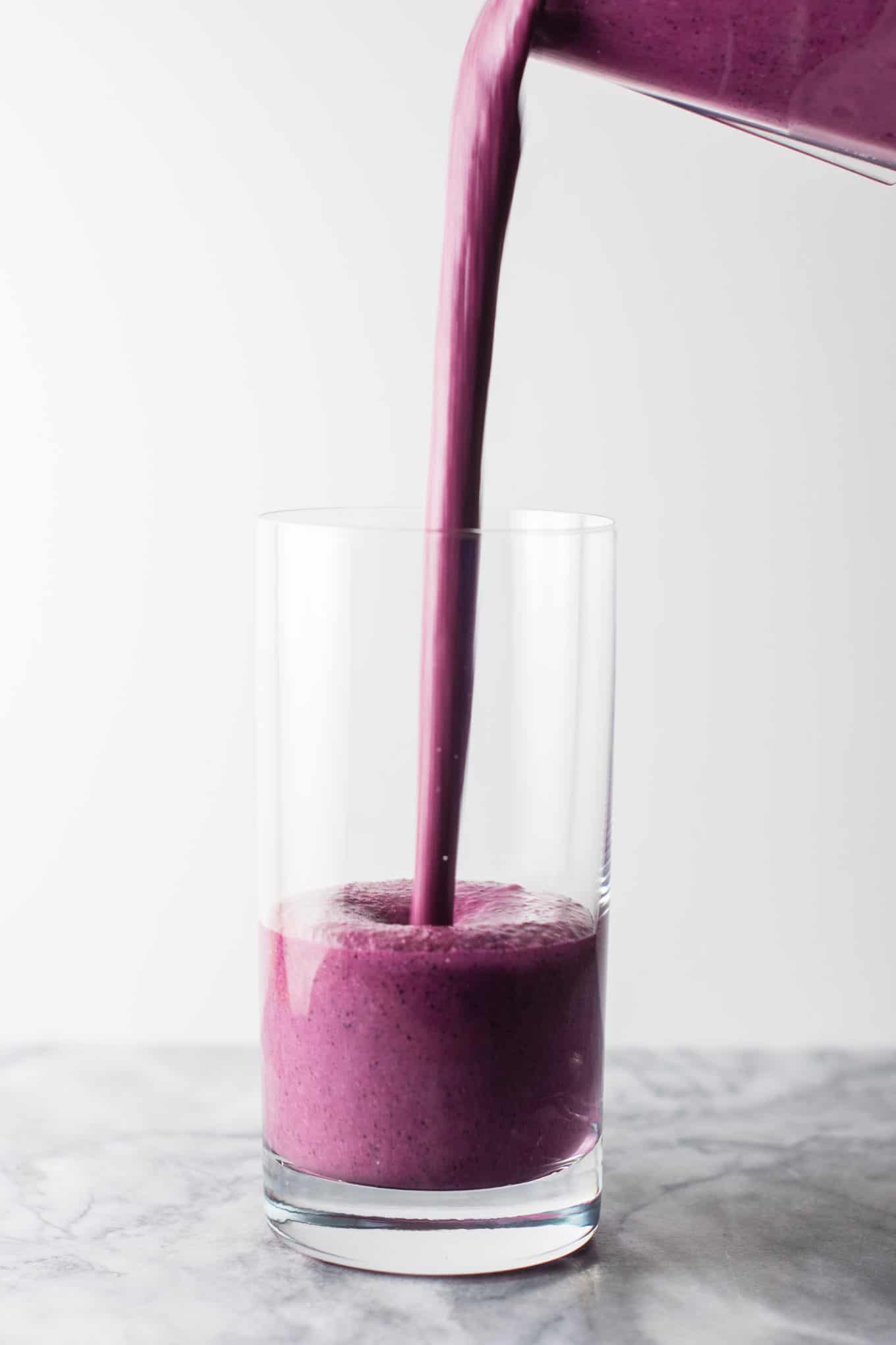 Healthy blueberry pie smoothie recipe with greek yogurt and rolled oats. A breakfast or dessert full of juicy blueberry flavor! #healthy #blueberrysmoothie #blueberrypiesmoothie #vegetarian #greekyogurt #lemonzest #glutenfree