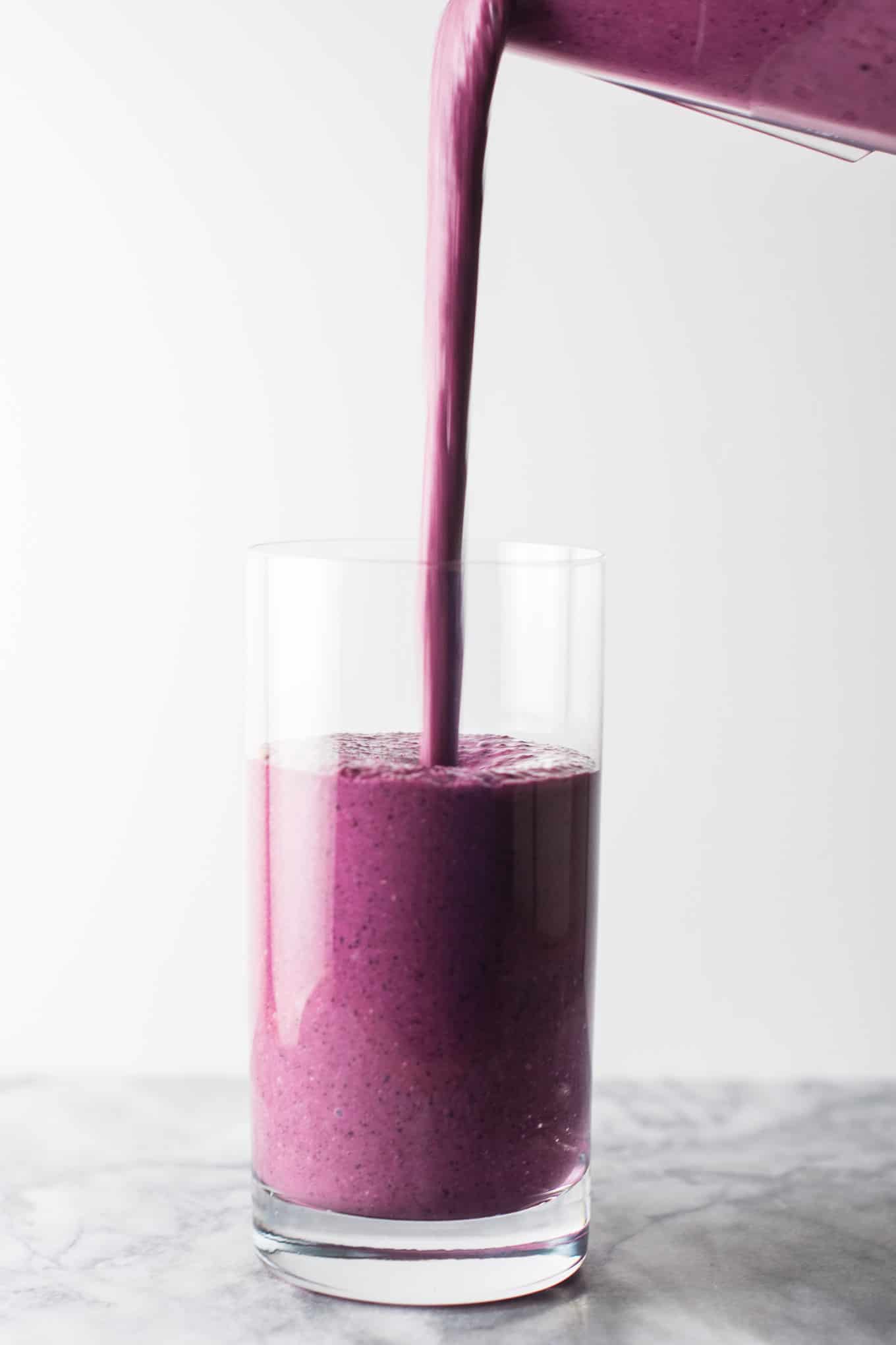 Healthy blueberry pie smoothie recipe with greek yogurt and rolled oats. A breakfast or dessert full of juicy blueberry flavor! #healthy #blueberrysmoothie #blueberrypiesmoothie #vegetarian #greekyogurt #lemonzest #glutenfree