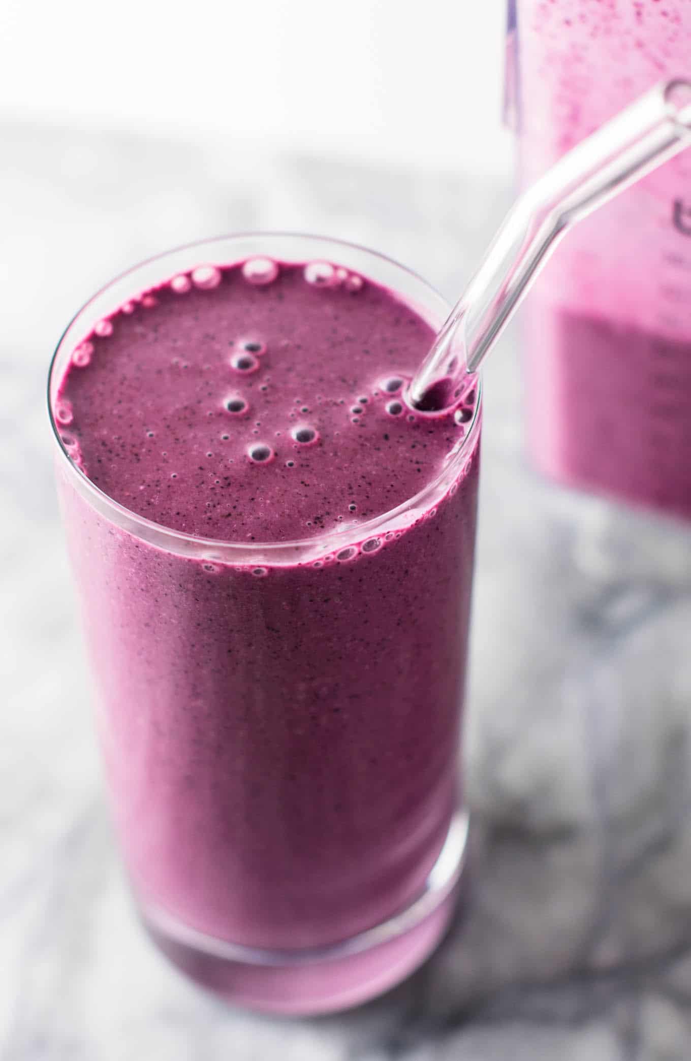 Healthy blueberry pie smoothie recipe with greek yogurt and rolled oats. A breakfast or dessert full of juicy blueberry flavor! #healthy #blueberrysmoothie #blueberrypiesmoothie #vegetarian #greekyogurt #lemonzest #glutenfree