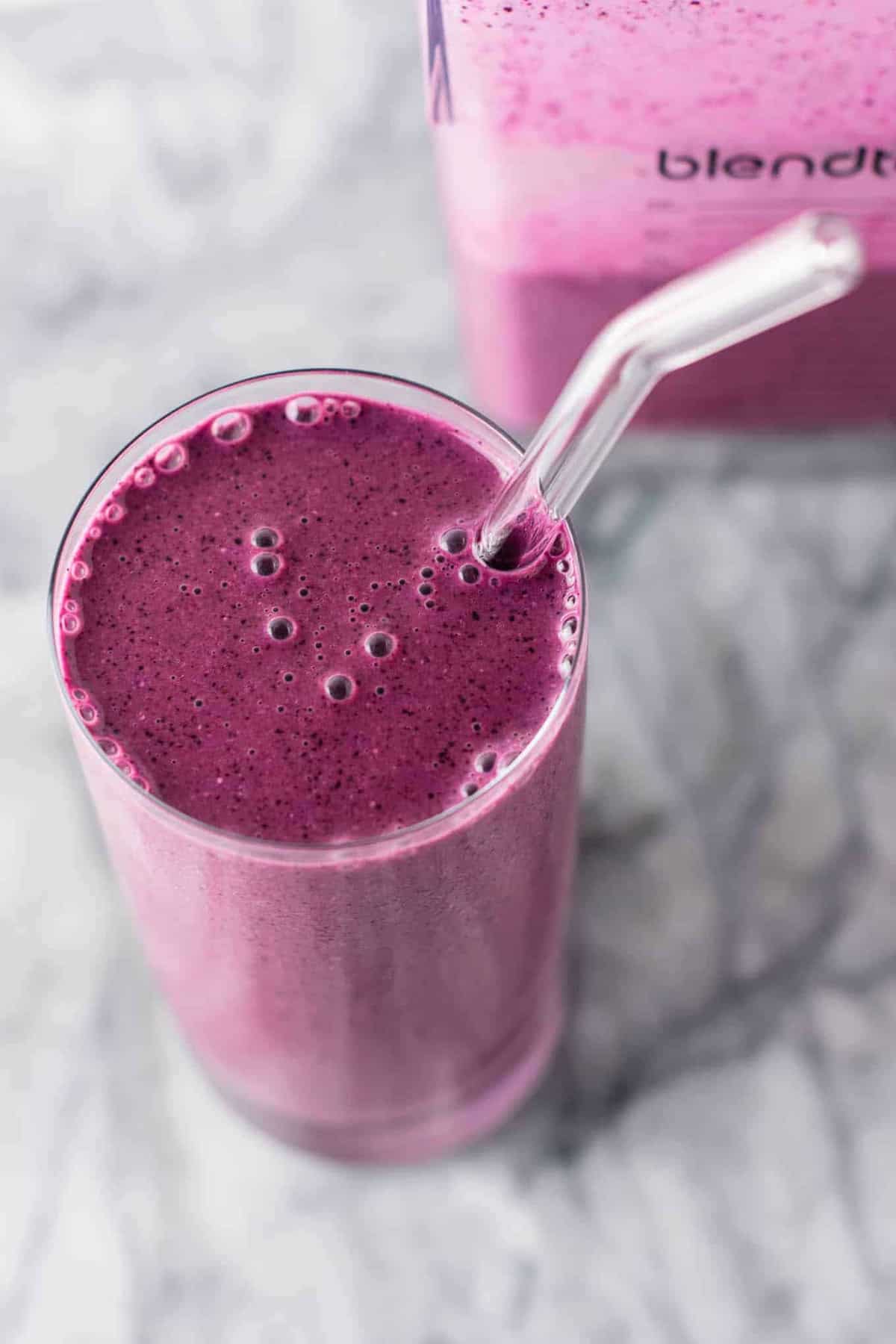 Healthy blueberry pie smoothie recipe with greek yogurt and rolled oats. A breakfast or dessert full of juicy blueberry flavor! #healthy #blueberrysmoothie #blueberrypiesmoothie #vegetarian #greekyogurt #lemonzest #glutenfree