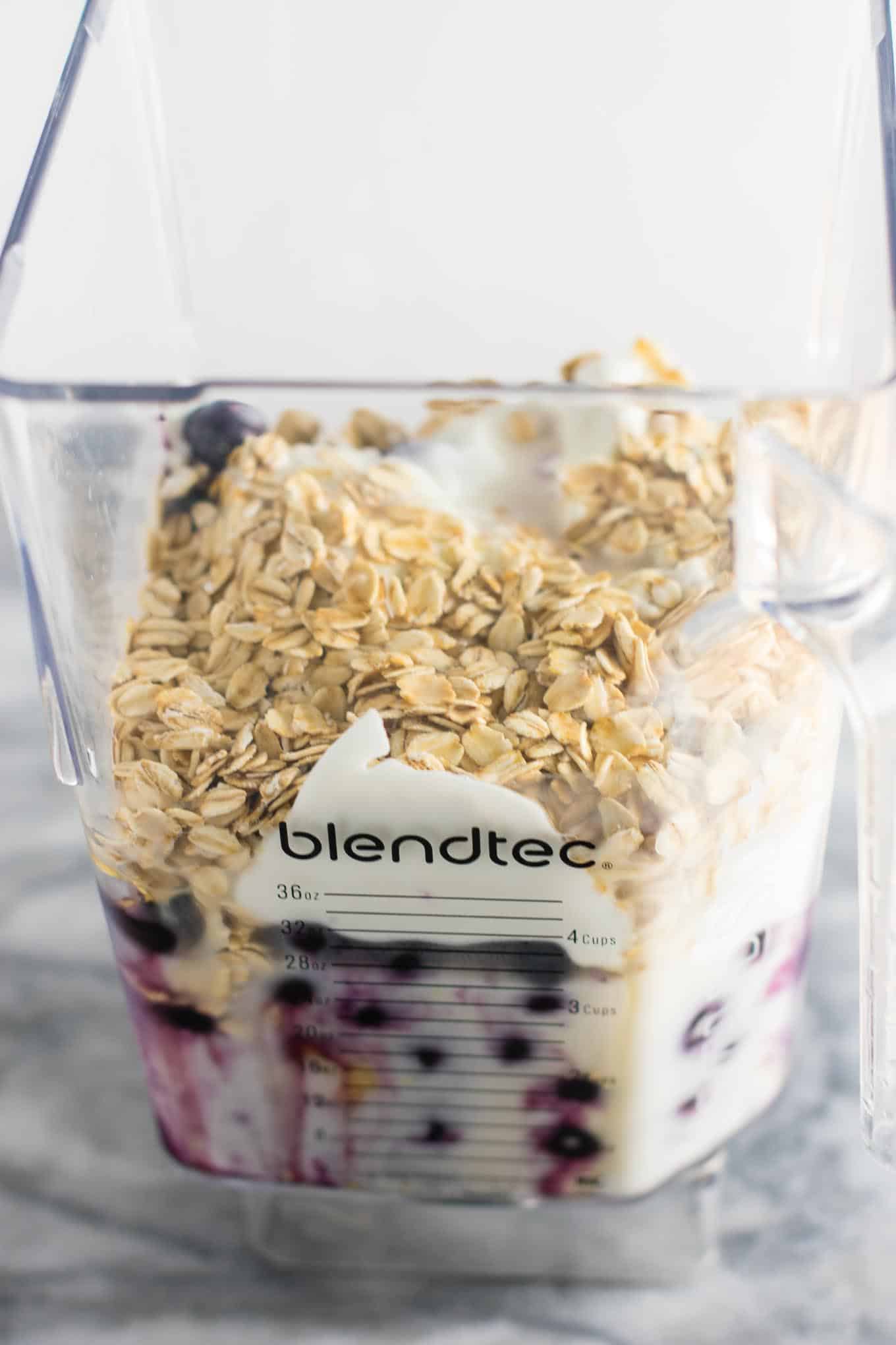 Healthy blueberry pie smoothie recipe with greek yogurt and rolled oats. A breakfast or dessert full of juicy blueberry flavor! #healthy #blueberrysmoothie #blueberrypiesmoothie #vegetarian #greekyogurt #lemonzest #glutenfree