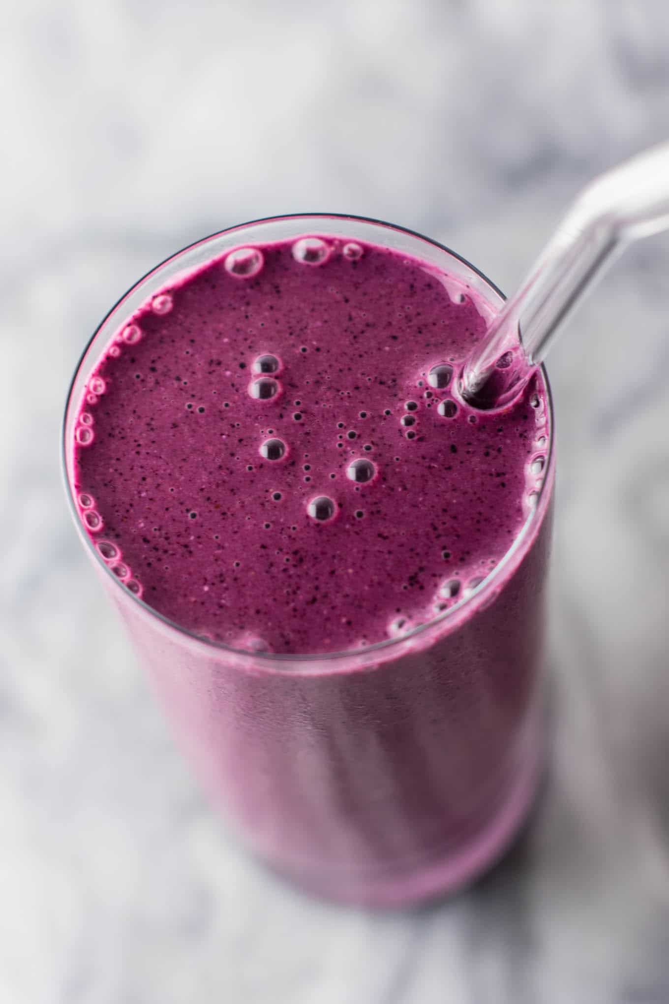 Healthy blueberry pie smoothie recipe with greek yogurt and rolled oats. A breakfast or dessert full of juicy blueberry flavor! #healthy #blueberrysmoothie #blueberrypiesmoothie #vegetarian #greekyogurt #lemonzest #glutenfree