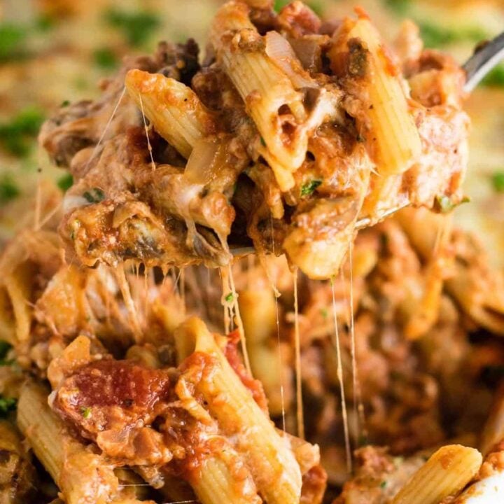 This Meatless Million Dollar Baked Ziti Recipe is an easy and impressive vegetarian dinner. Full of meaty mushrooms, fresh herbs, and four types of cheese! #meatless #milliondollarziti #bakedziti #vegetarian #dinner