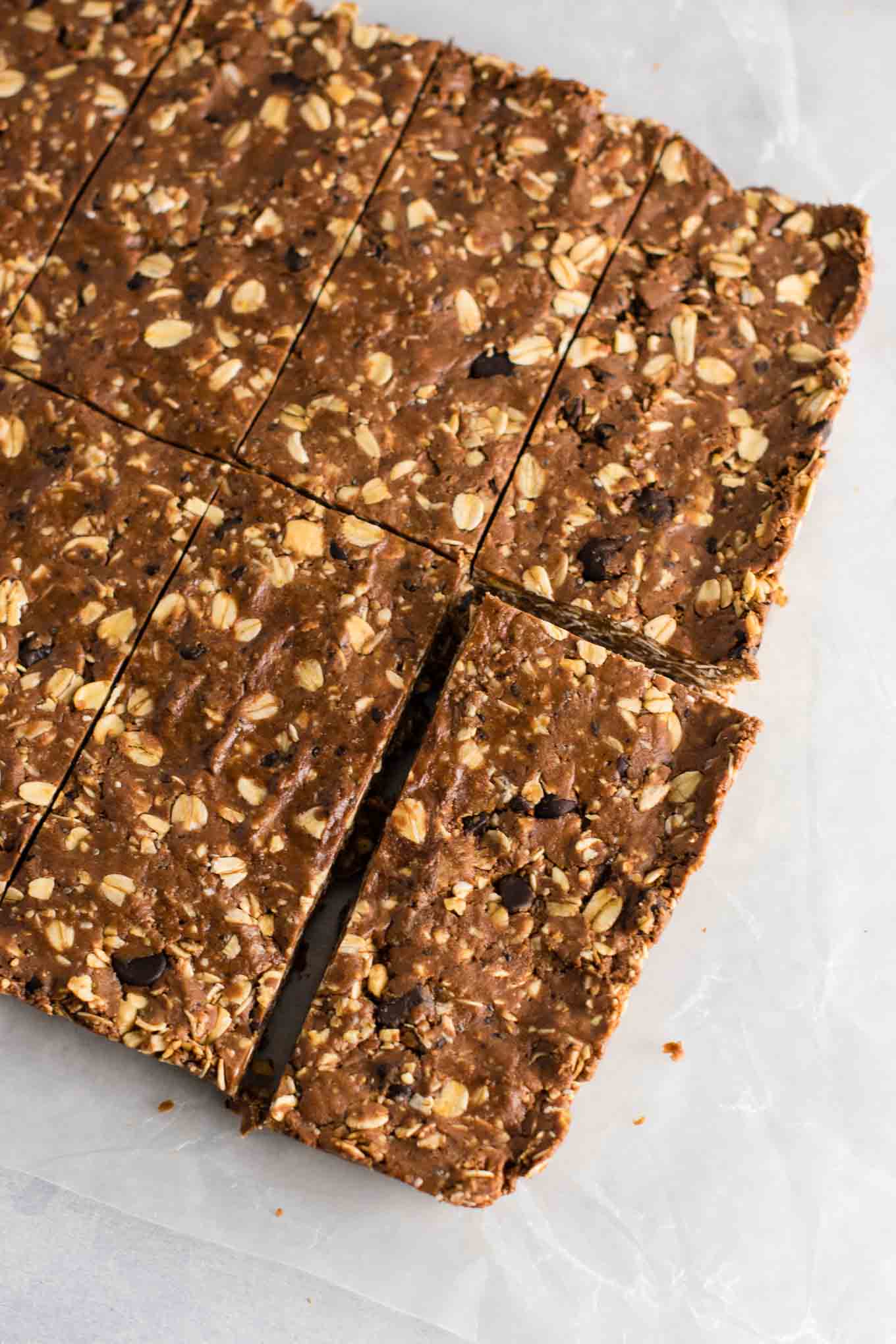 No bake chocolate cashew protein bars (vegan, gluten free.) An easy protein bar recipe perfect for meal prep. #nobake #proteinbars #vegan #glutenfree #mealprep 