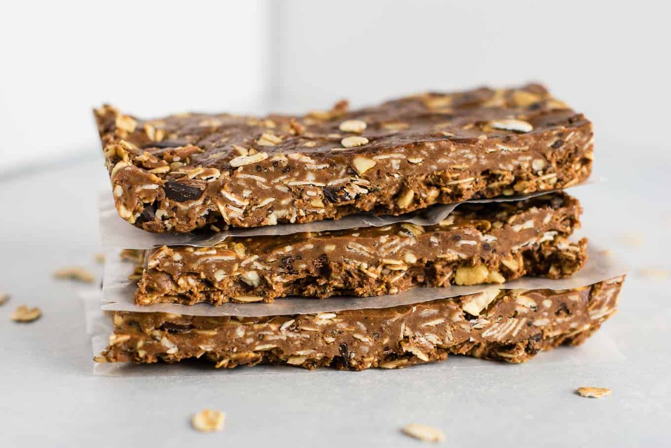 No bake chocolate cashew protein bars (vegan, gluten free.) An easy protein bar recipe perfect for meal prep. #nobake #proteinbars #vegan #glutenfree #mealprep 