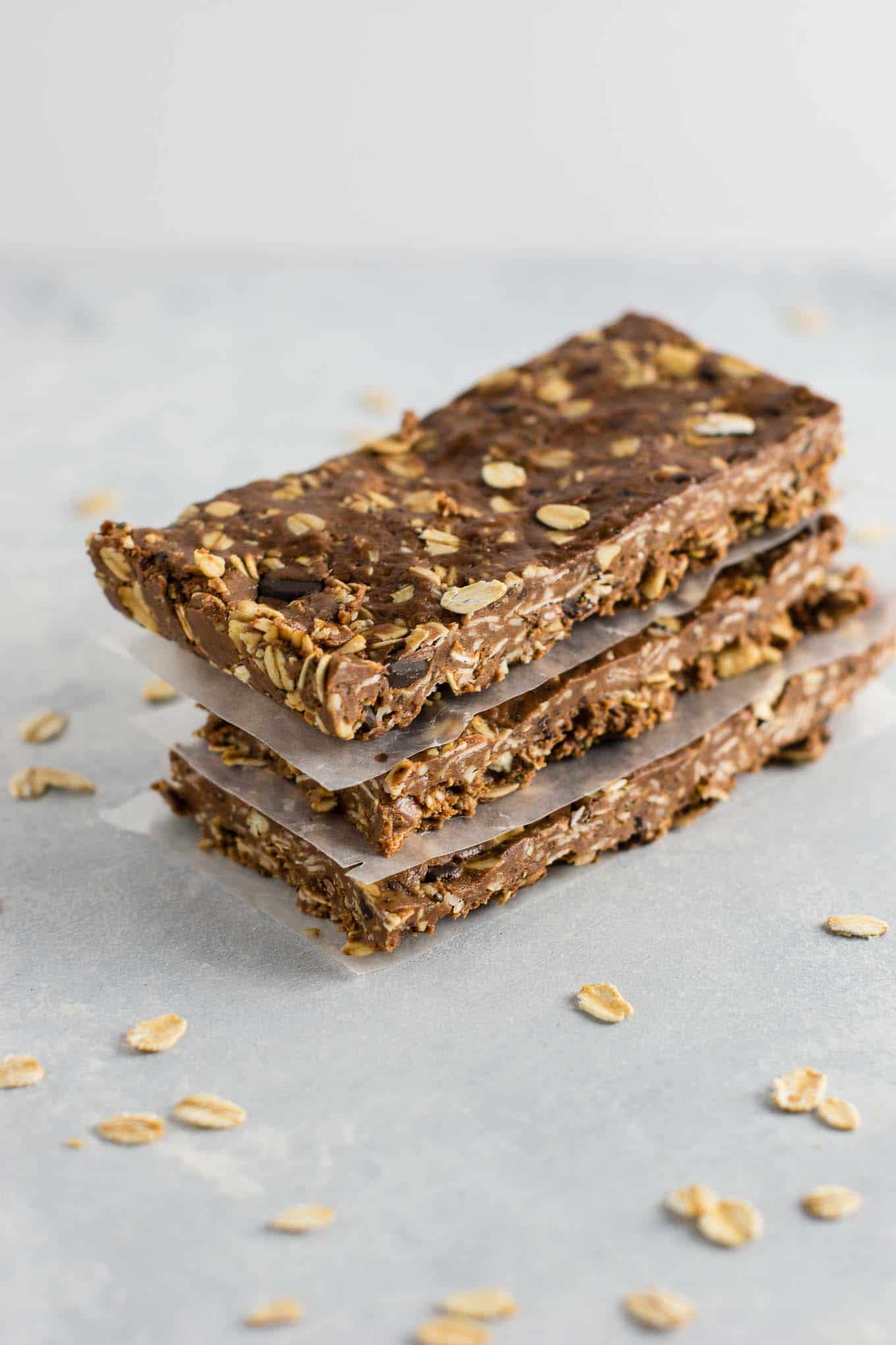 No bake chocolate cashew protein bars (vegan, gluten free.) An easy protein bar recipe perfect for meal prep. #nobake #proteinbars #vegan #glutenfree #mealprep 
